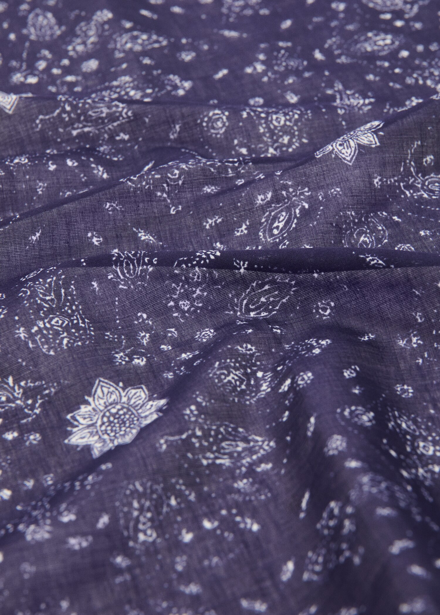 Платок с принтом пейсли - Средний план