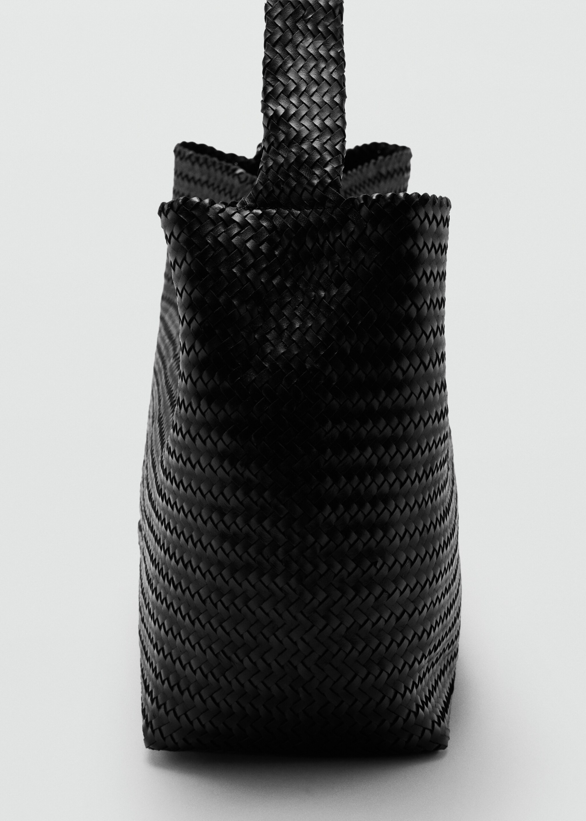 Braided bucket bag - Details of the article 1, Black. Ref: 27045975-00.