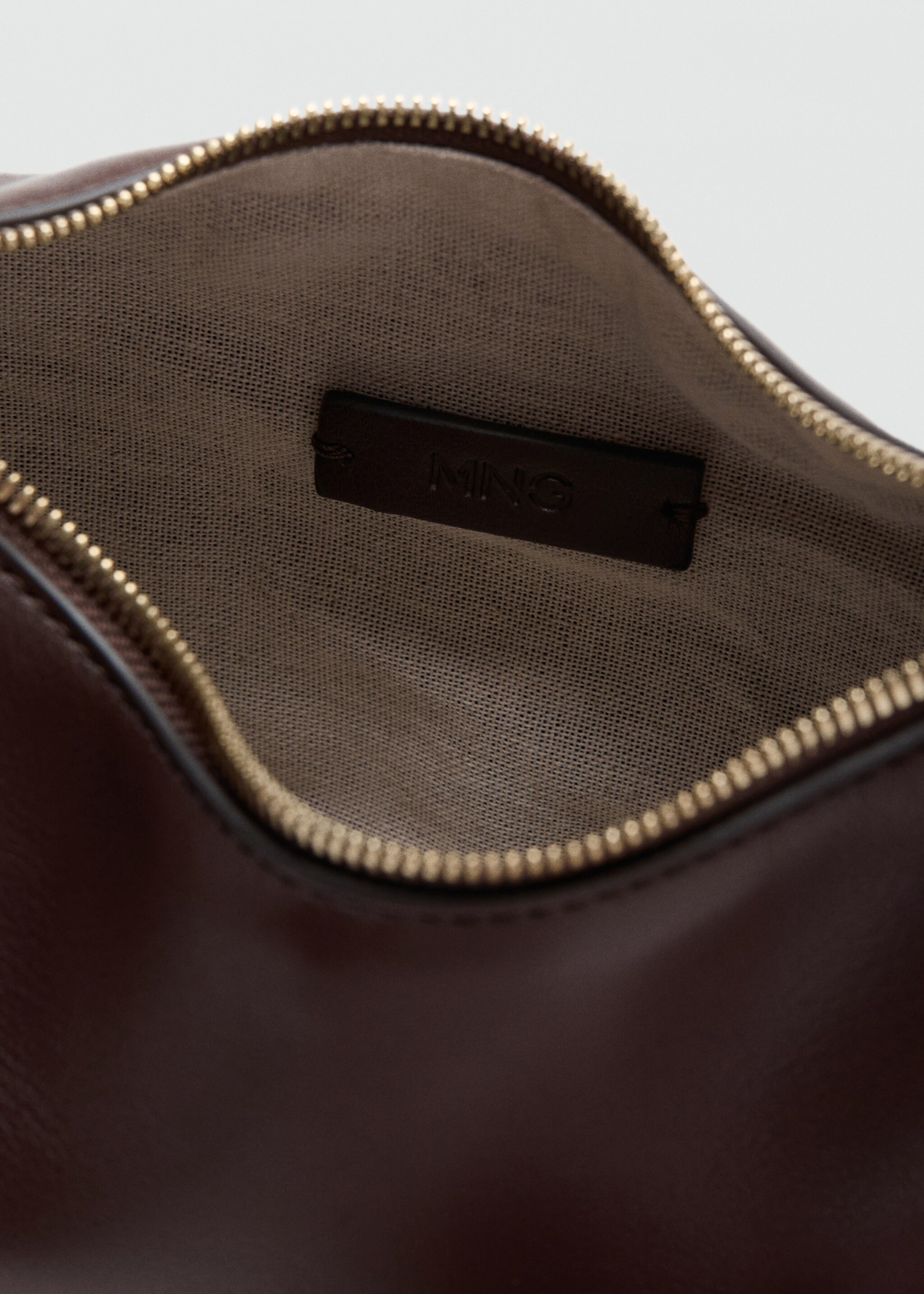 Bolso de mano ovalado - Detalle del artículo 2, Chocolate. Ref: 27045981-00.