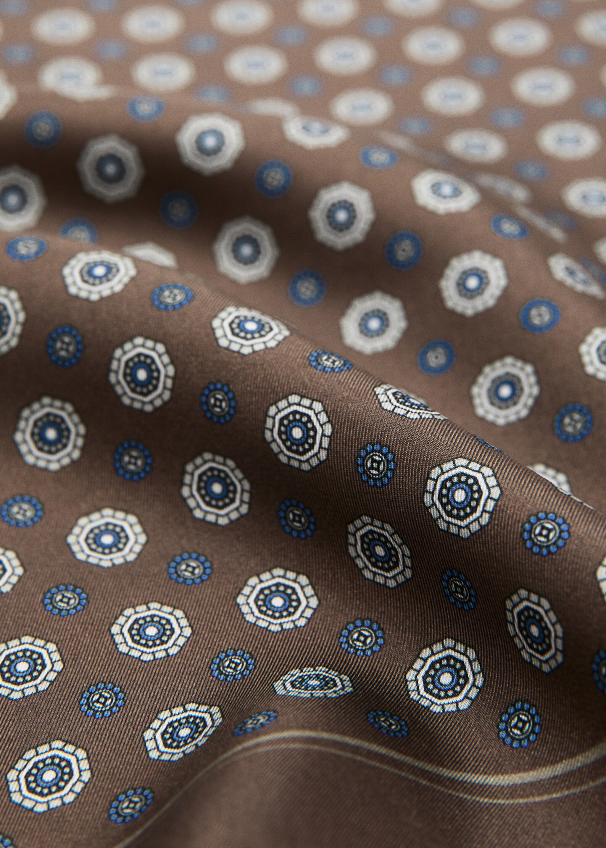 Платок из 100% шелка с принтом - Средний план, Коричневый. Ref: 27046001-00.