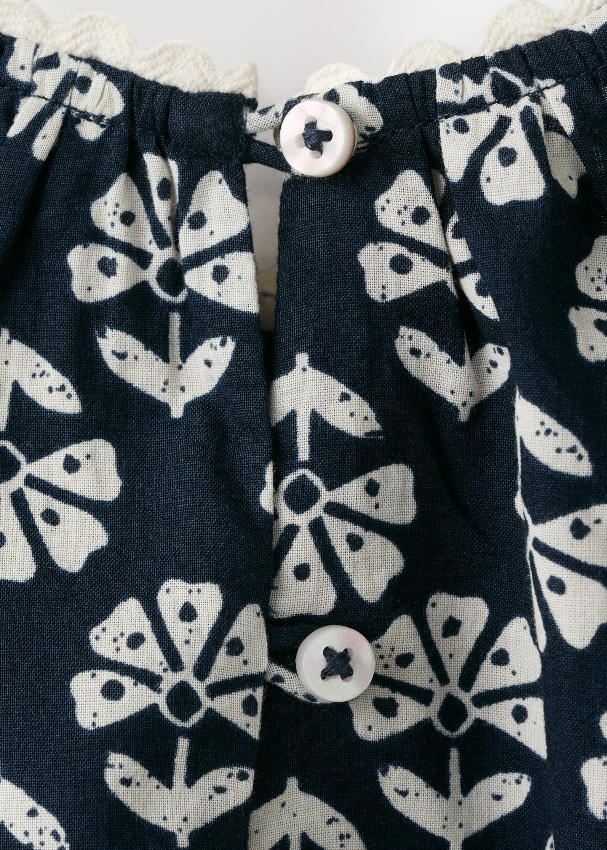 Midikleid mit floralem Muster - Detail des Artikels 8, Marineblau. Ref: 27046341-00.