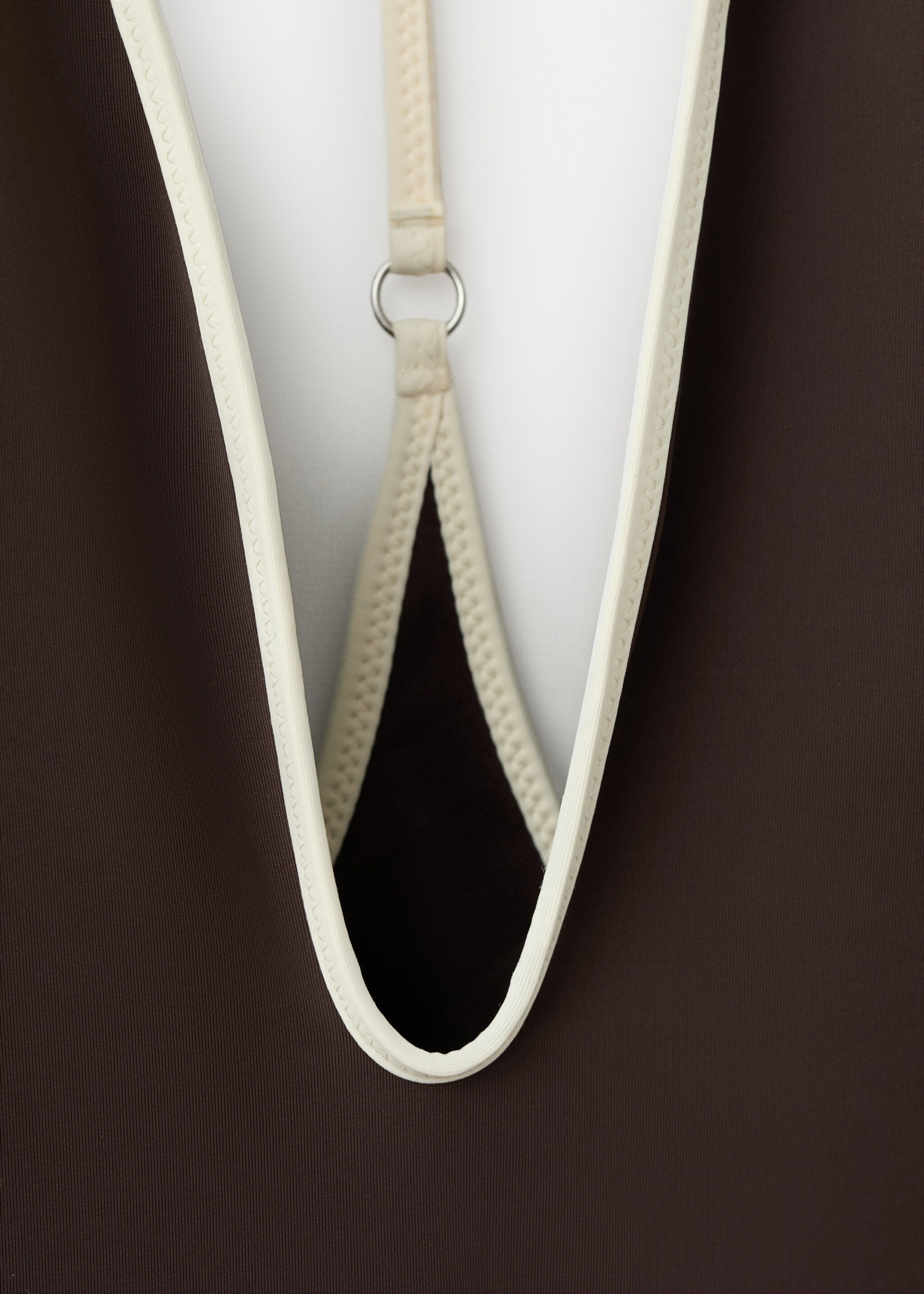 Banyador escot pic rivet contrast - Detall de l'article 8, Xocolata. Ref: 27046719-00.