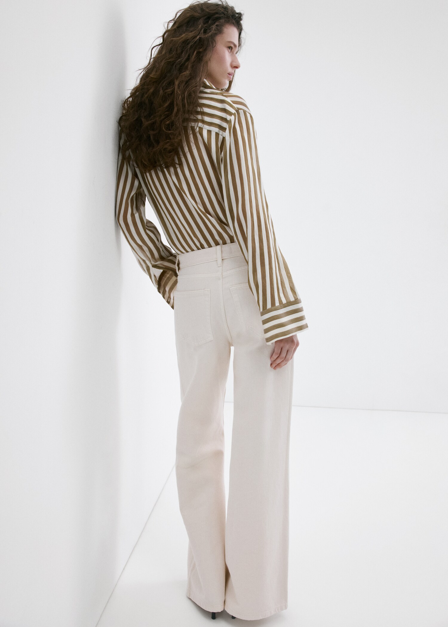 Wide leg mid-rise jeans - Reverse of the article