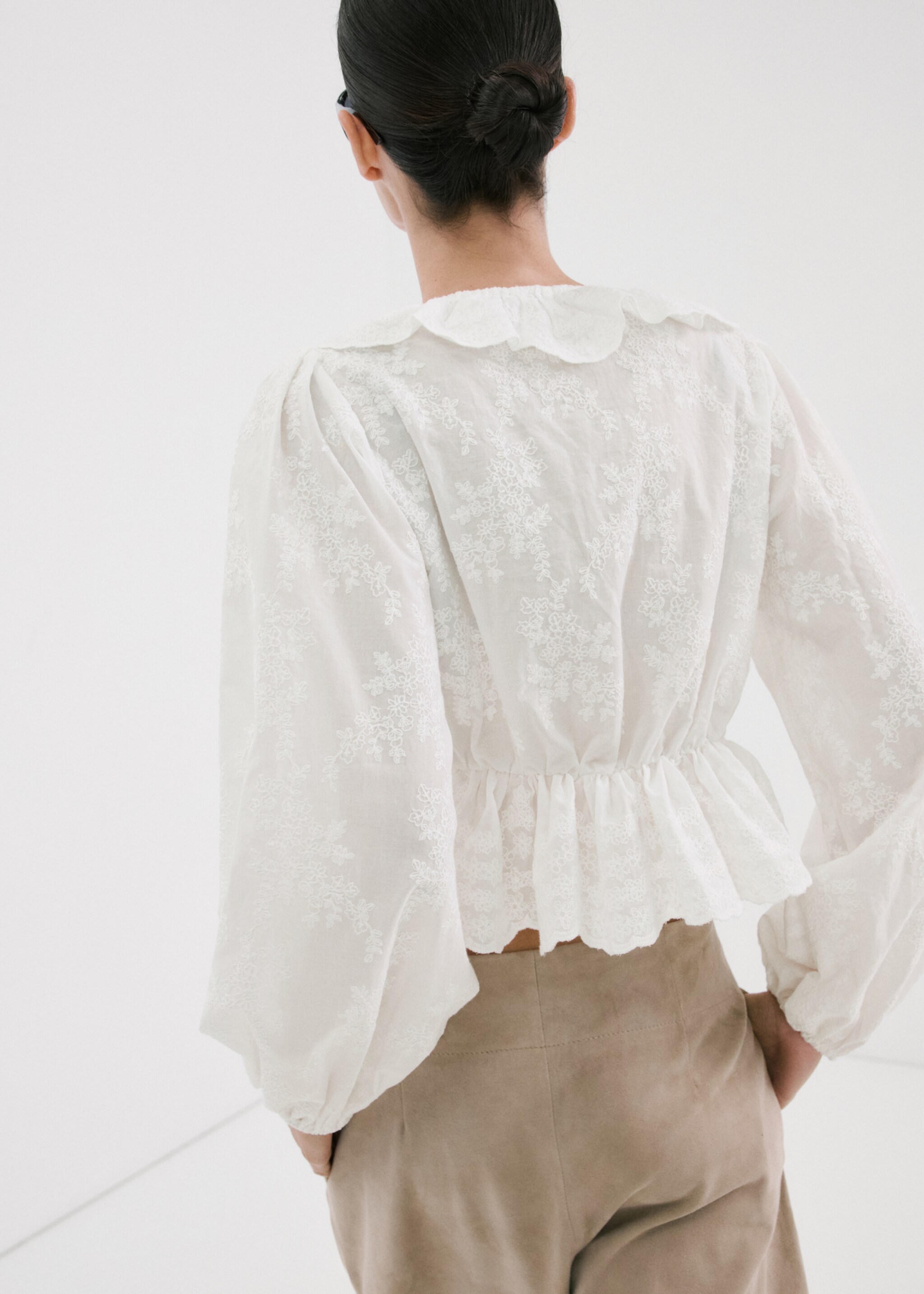 Ruffled embroidered blouse - Reverse of the article, Off White. Ref: 27047145-00.