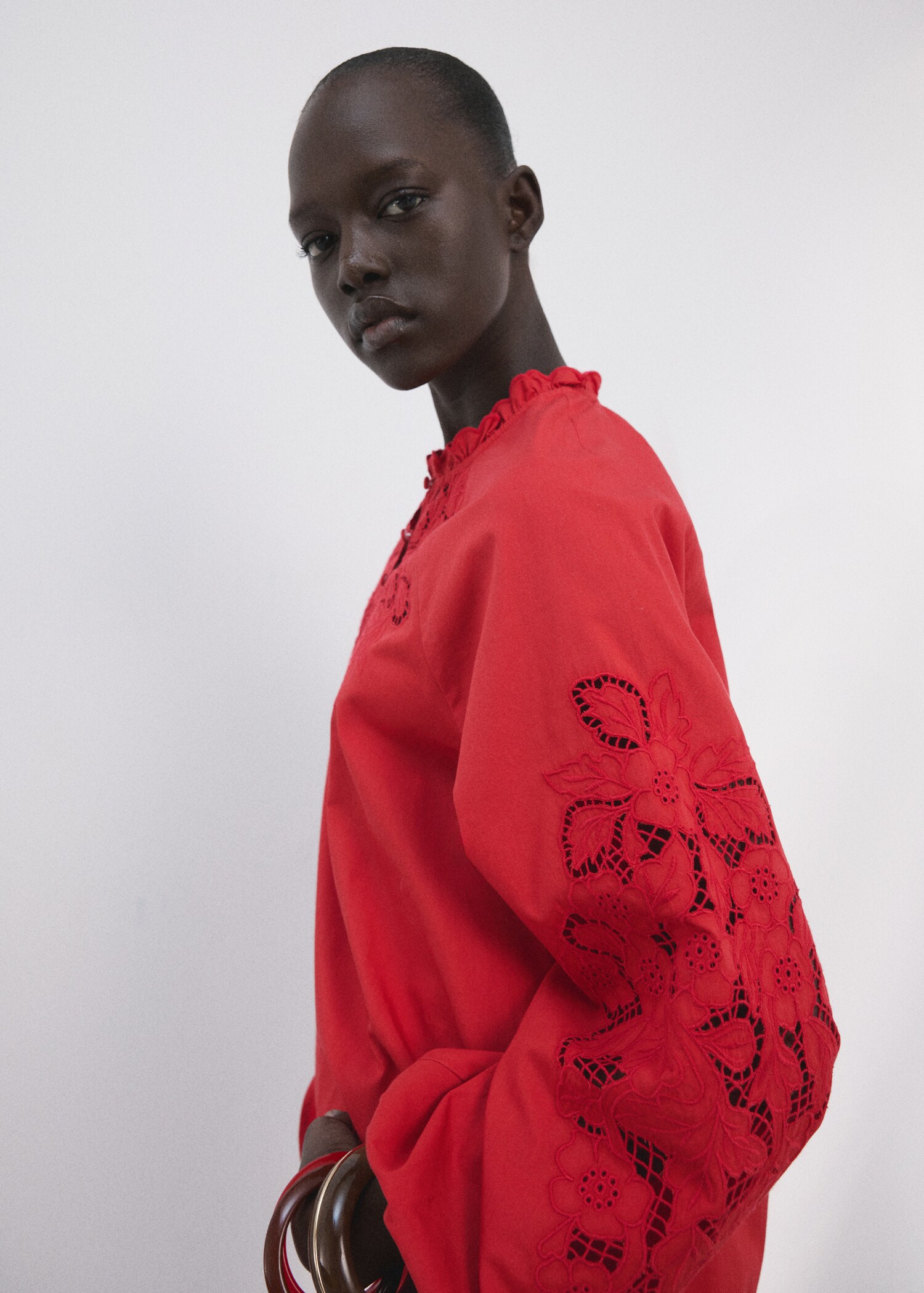 بلوزة مطرزة مخرمة - رؤية وسط