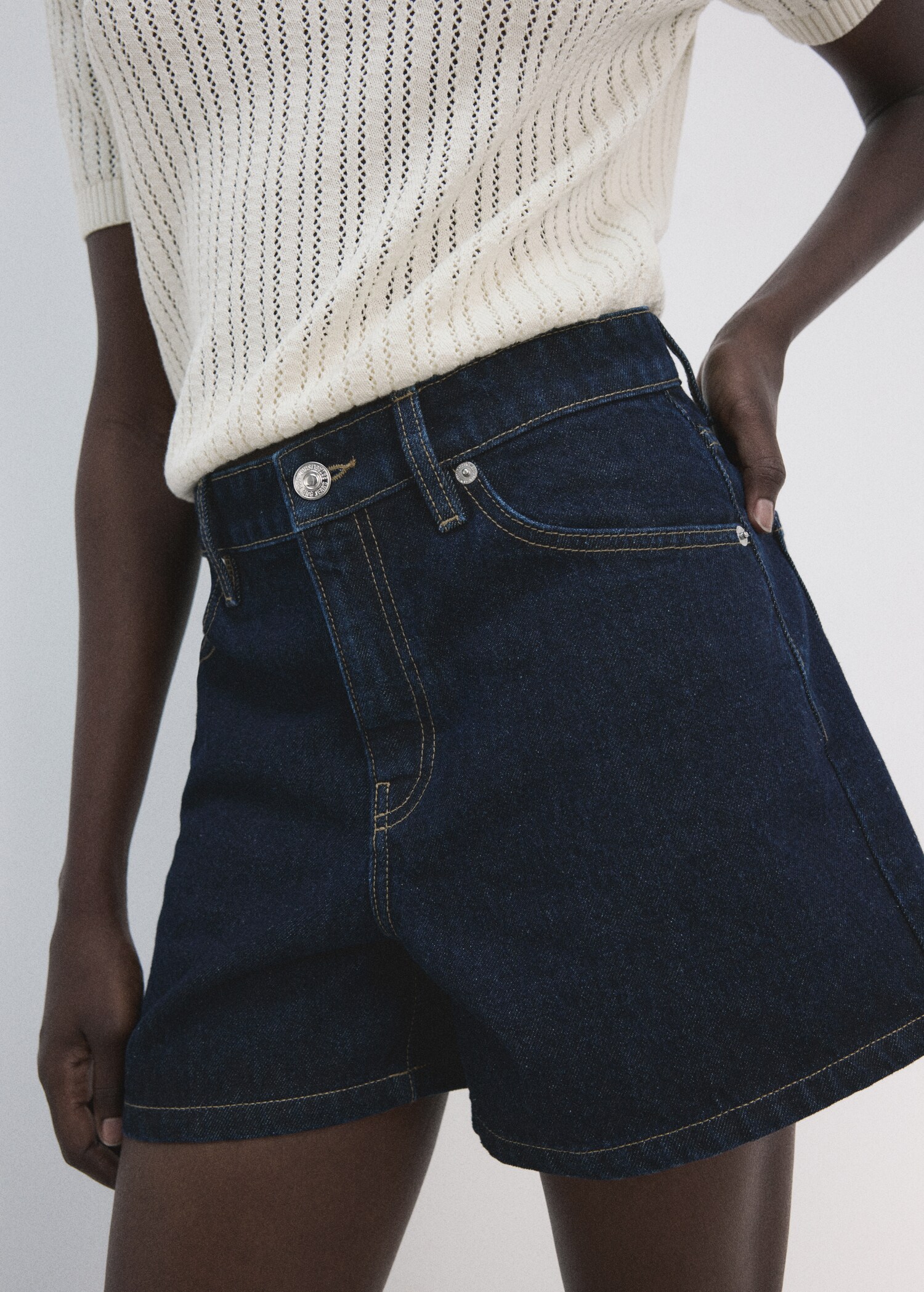 شورتات دنيم مستقيمة بخصر عالي - رؤية وسط