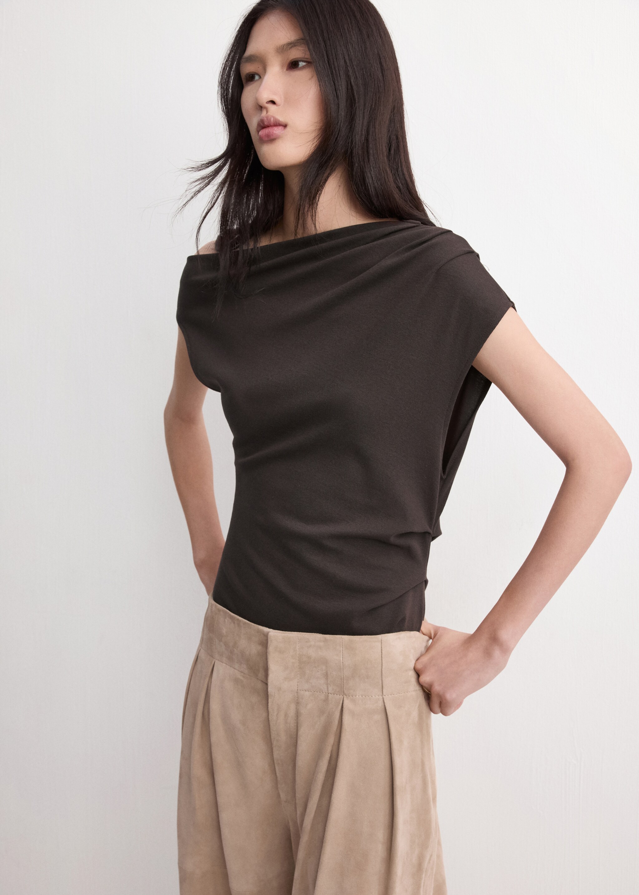Asymmetric ruched top - Medium plane, Chocolate. Ref: 27047167-00.