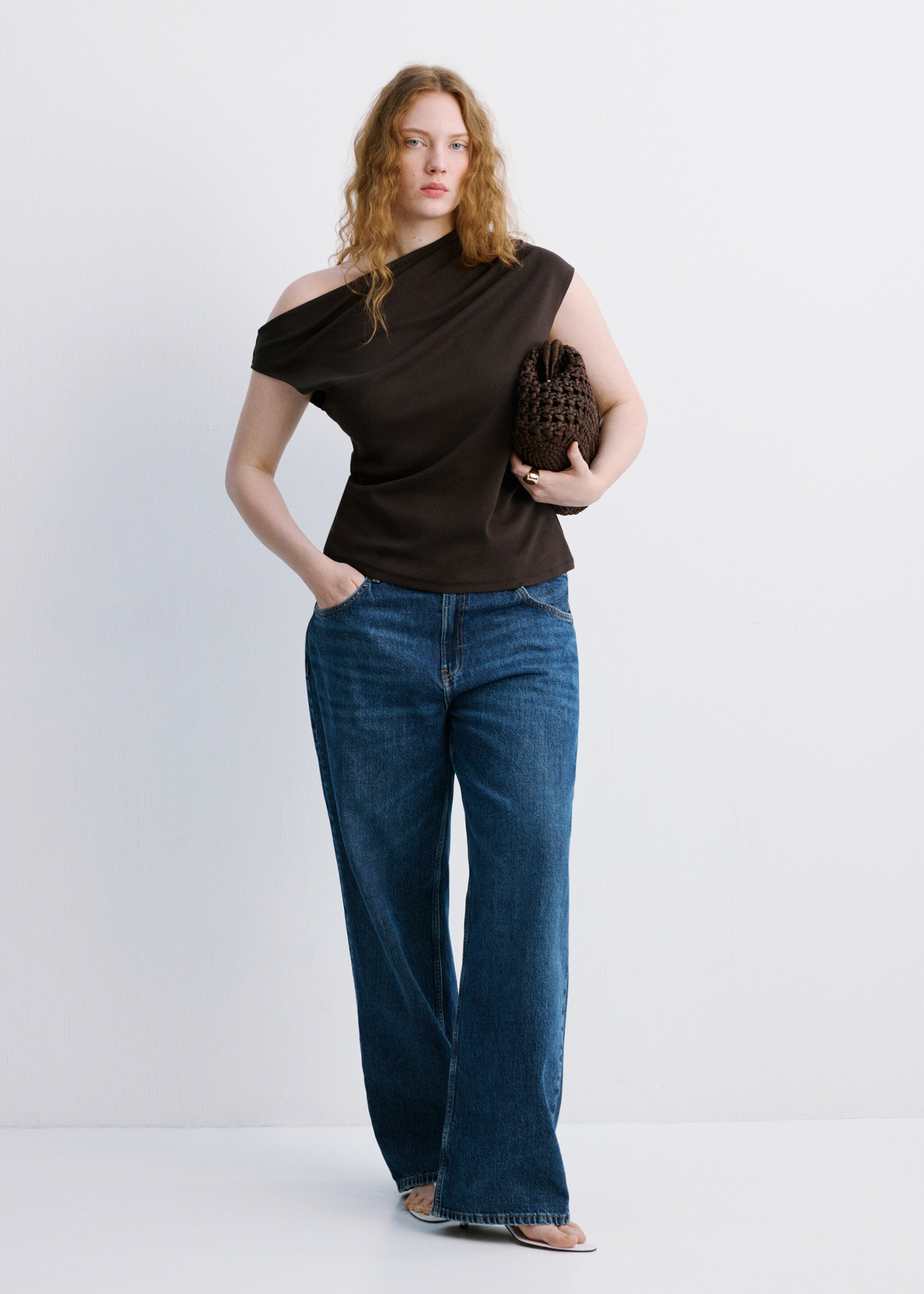 Asymmetric ruched top - Details of the article 3, Chocolate. Ref: 27047167-00.