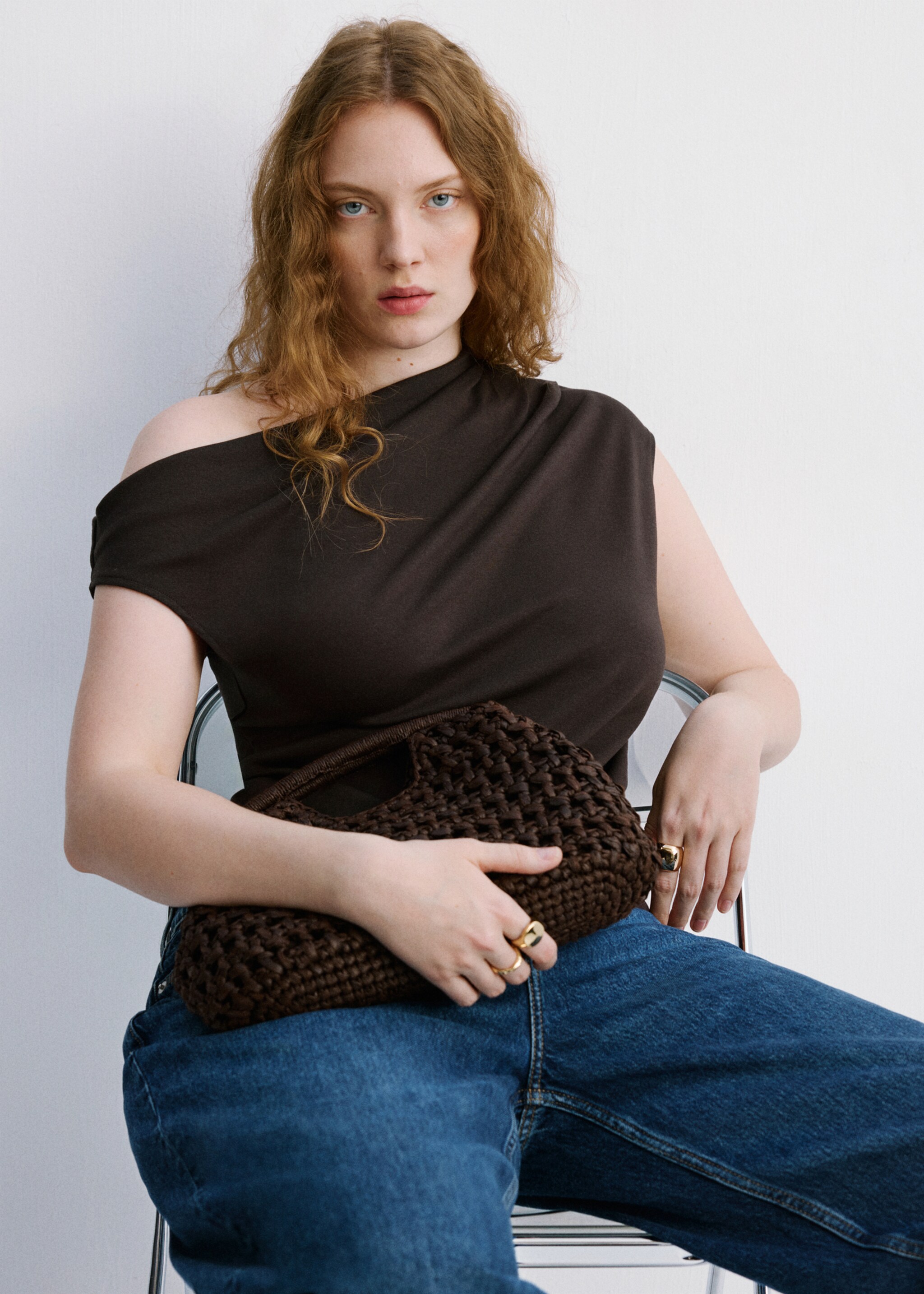 Asymmetric ruched top - Details of the article 5, Chocolate. Ref: 27047167-00.