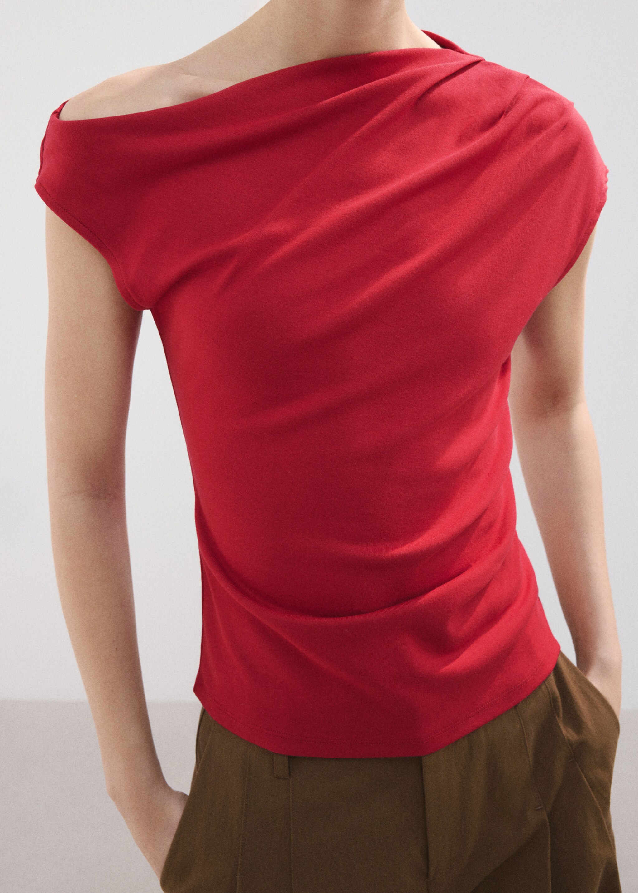 Asymmetric ruched top - Details of the article 1, Red. Ref: 27047167-00.