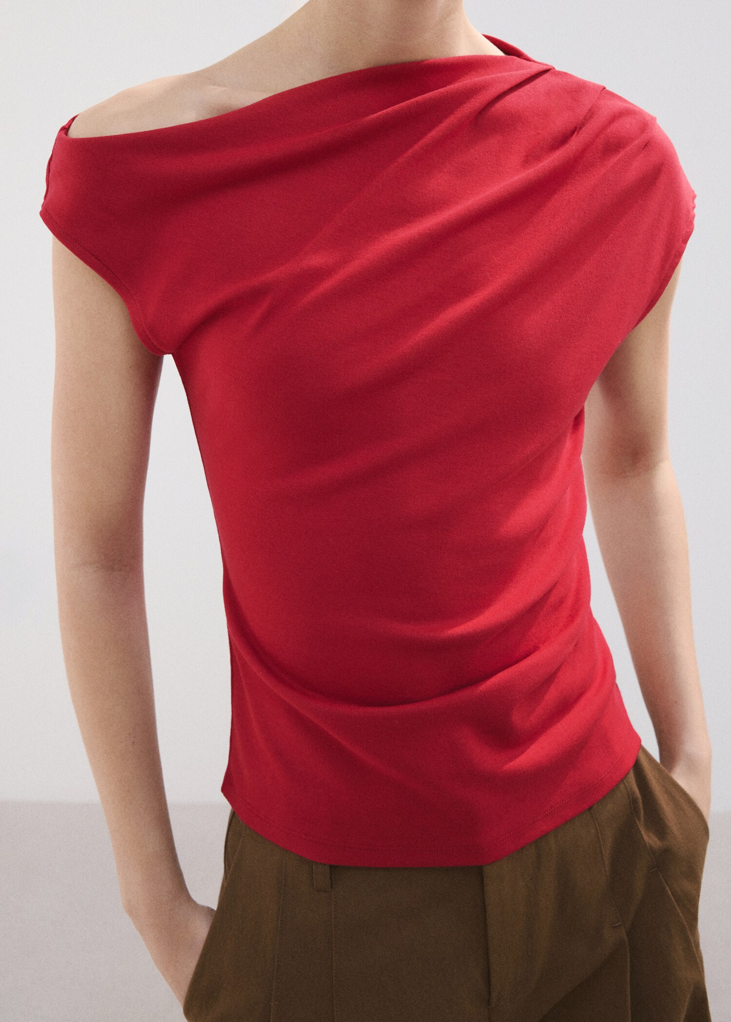 Asymmetric ruched top - Details of the article 1