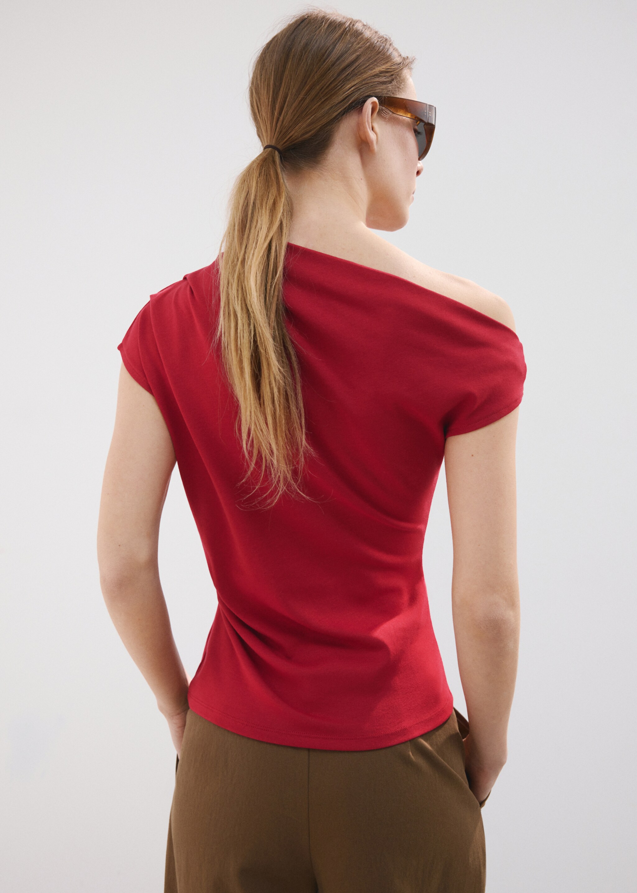 Asymmetric ruched top - Reverse of the article, Red. Ref: 27047167-00.