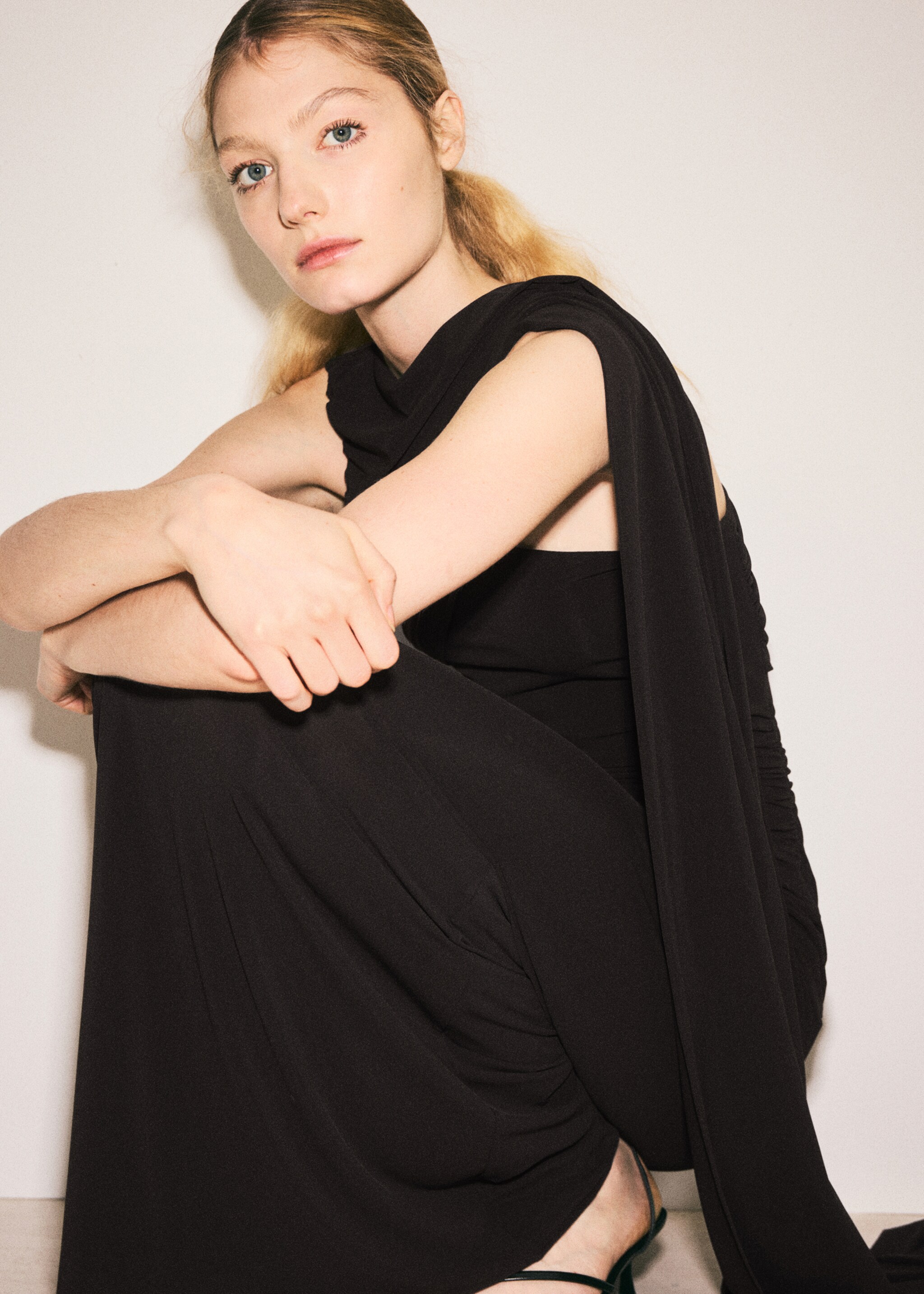 Asymmetrical cape dress - Details of the article 1, Brown. Ref: 27047168-00.