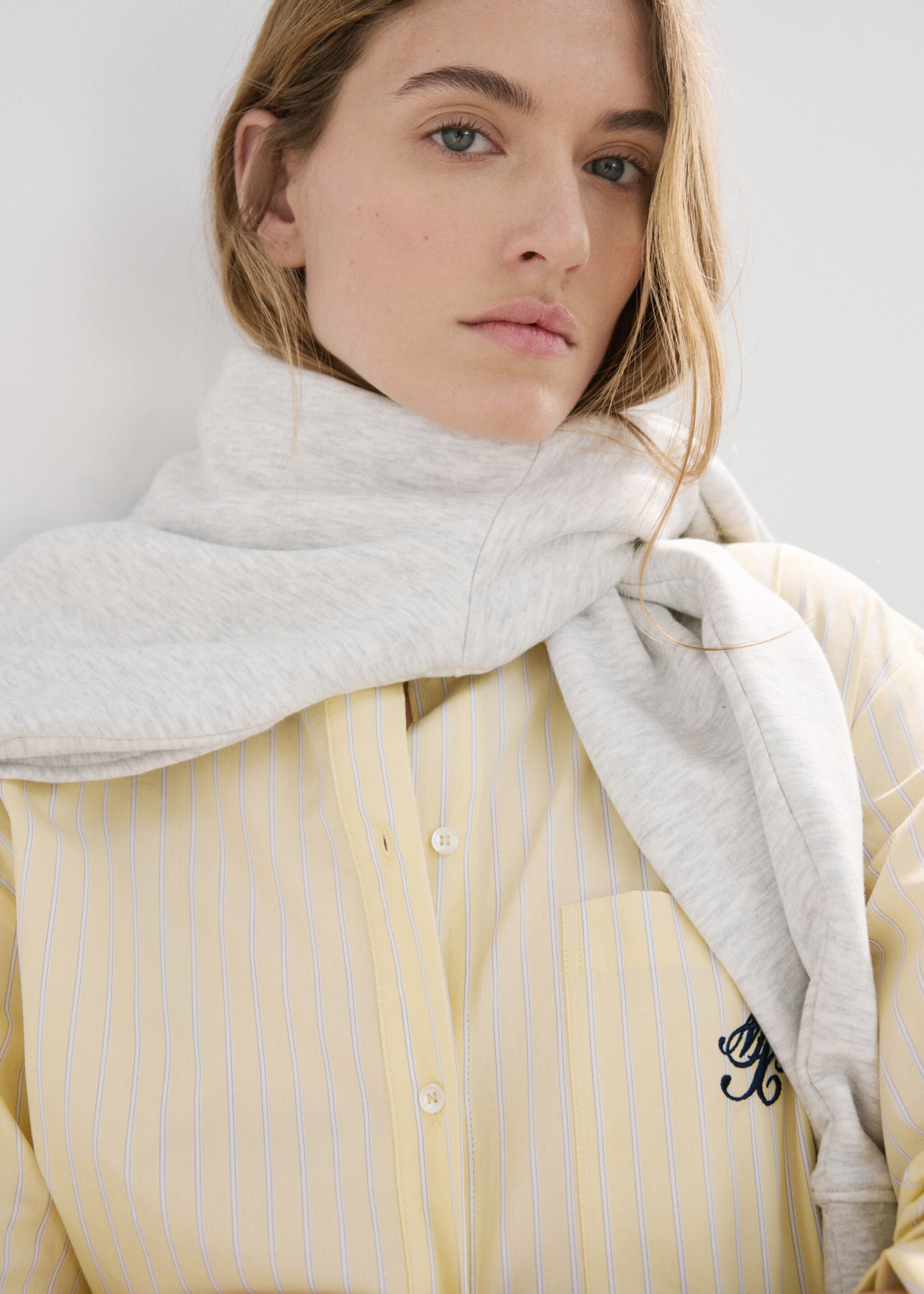 Striped poplin shirt with embroidered message - Details of the article 1, Pastel Yellow. Ref: 27047169-00.