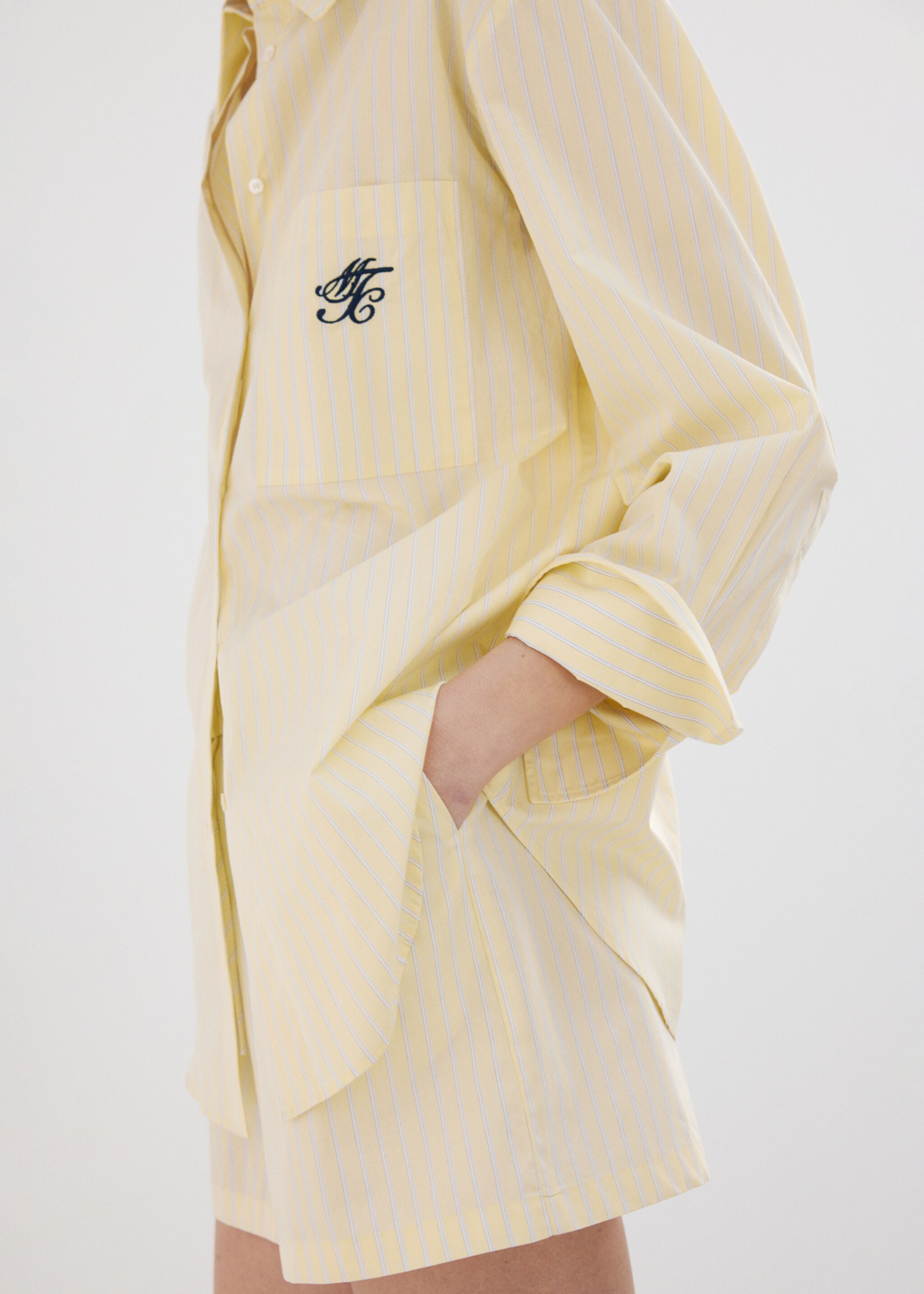 Striped poplin shirt with embroidered message - Details of the article 6, Pastel Yellow. Ref: 27047169-00.