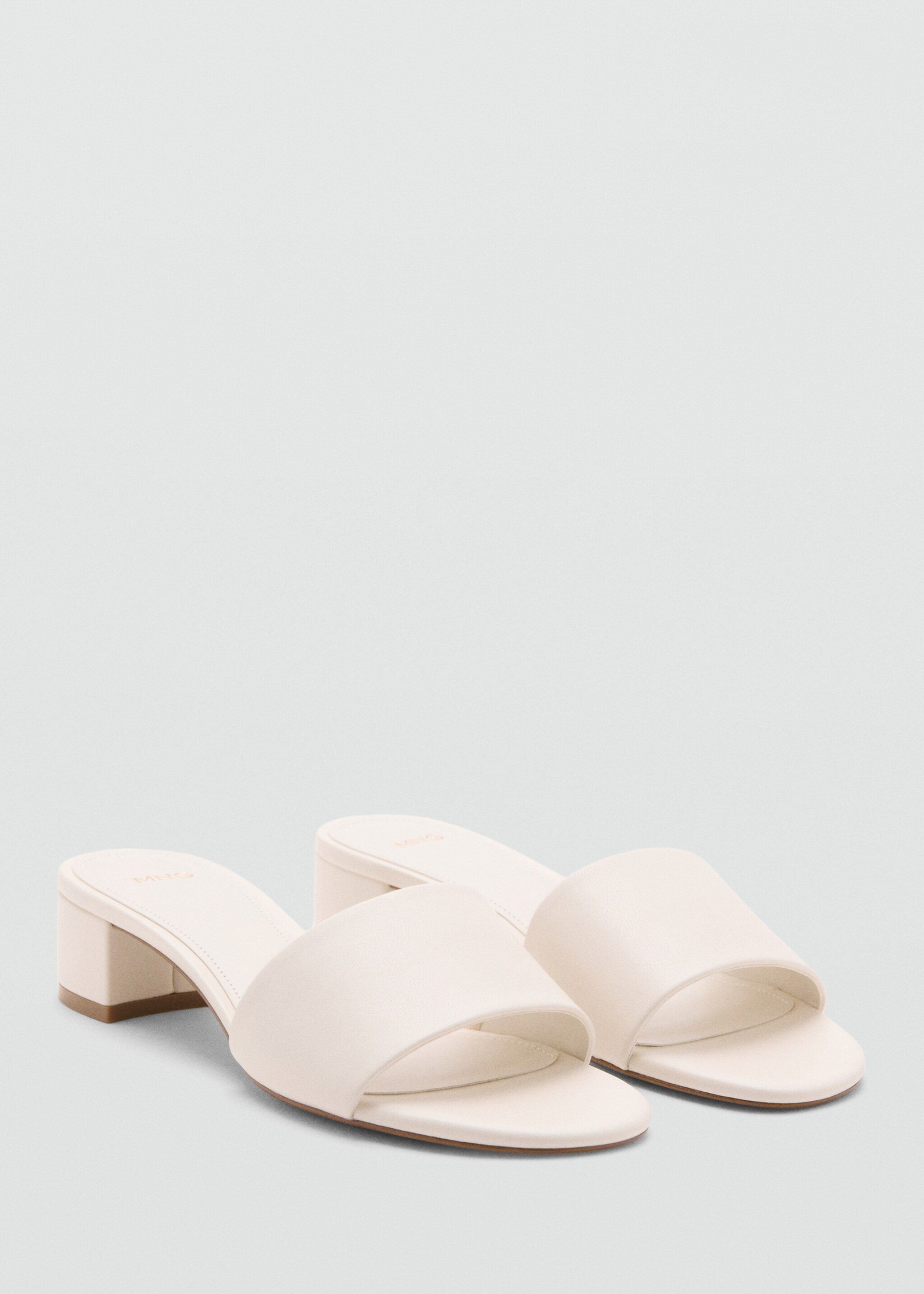 صندل بكعب بلوك مع حزام - رؤية وسط, بيج فاتح. Ref: 27047780-00.