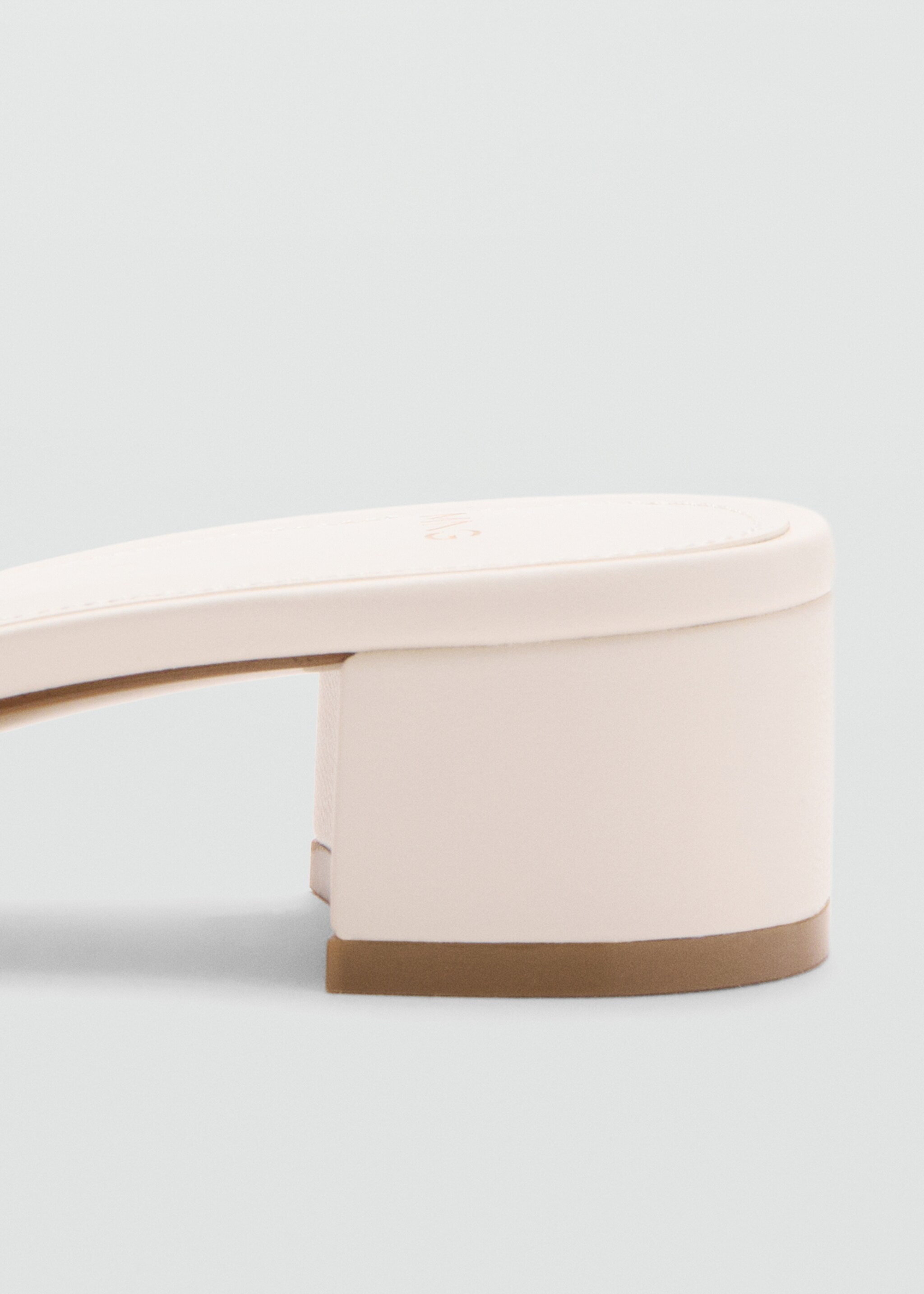 صندل بكعب بلوك مع حزام - تفاصيل المنتج 1, بيج فاتح. Ref: 27047780-00.