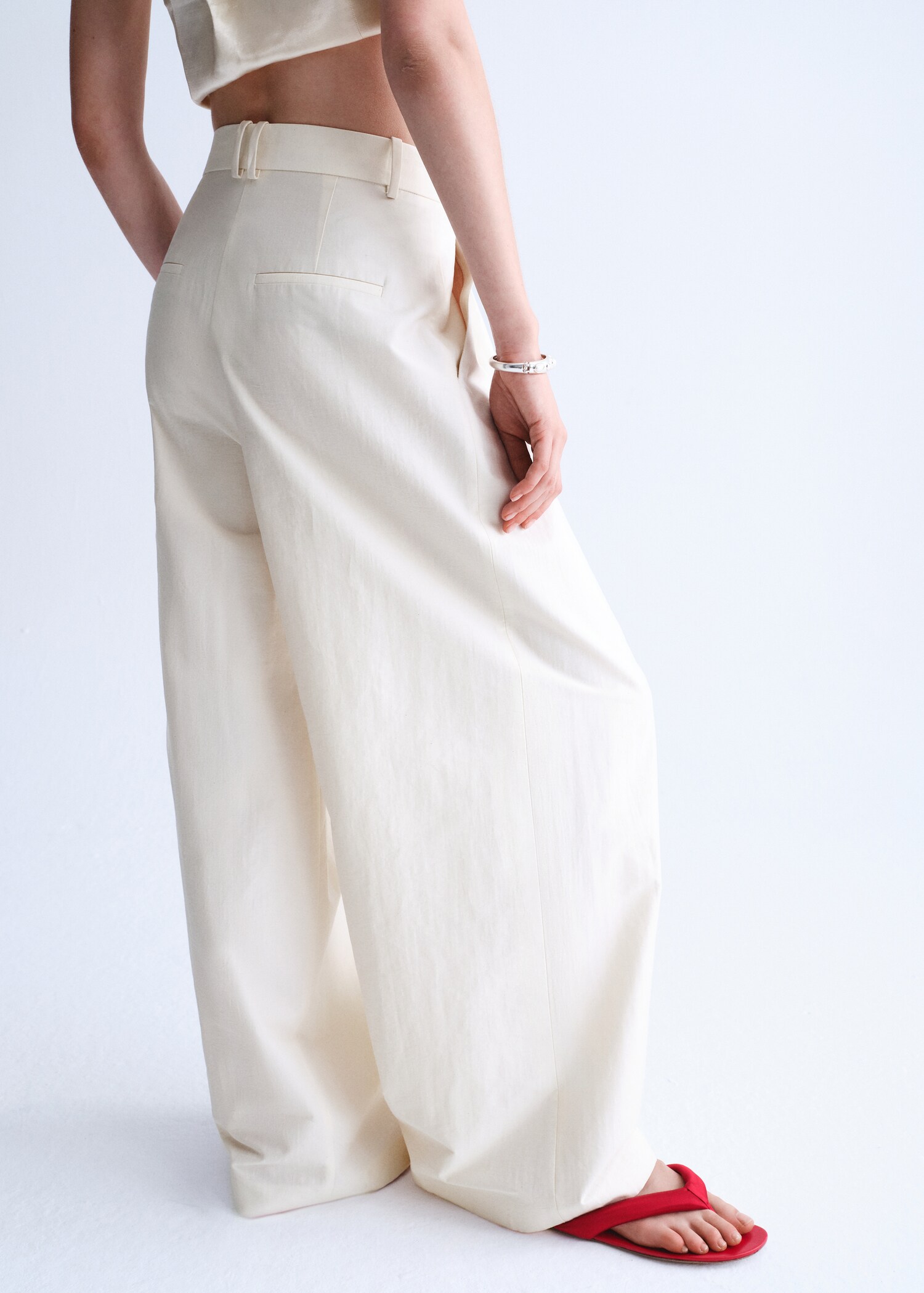 Straight cotton trousers with pleats - Reverse of the article