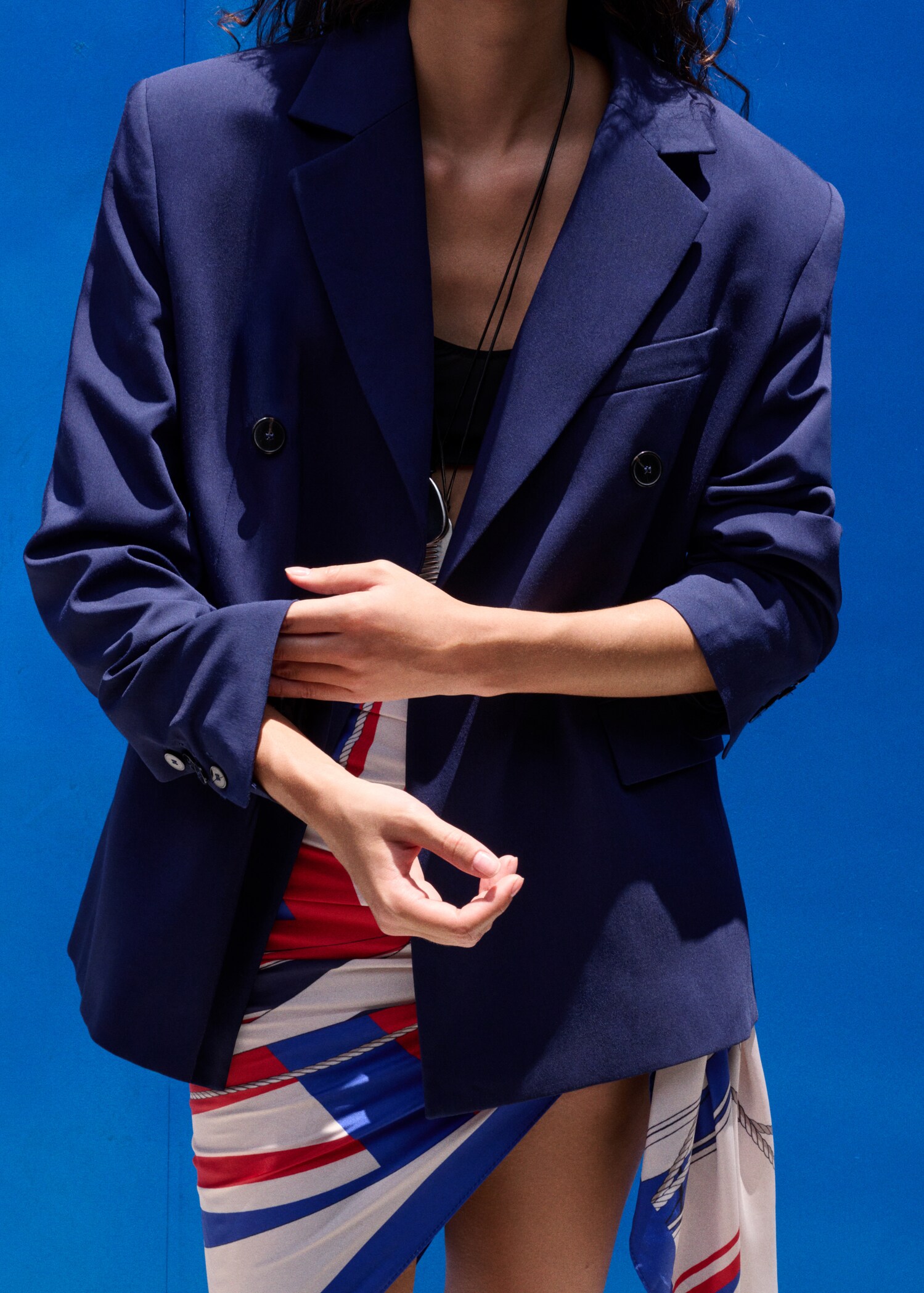 Двубортный костюмный пиджак - Средний план