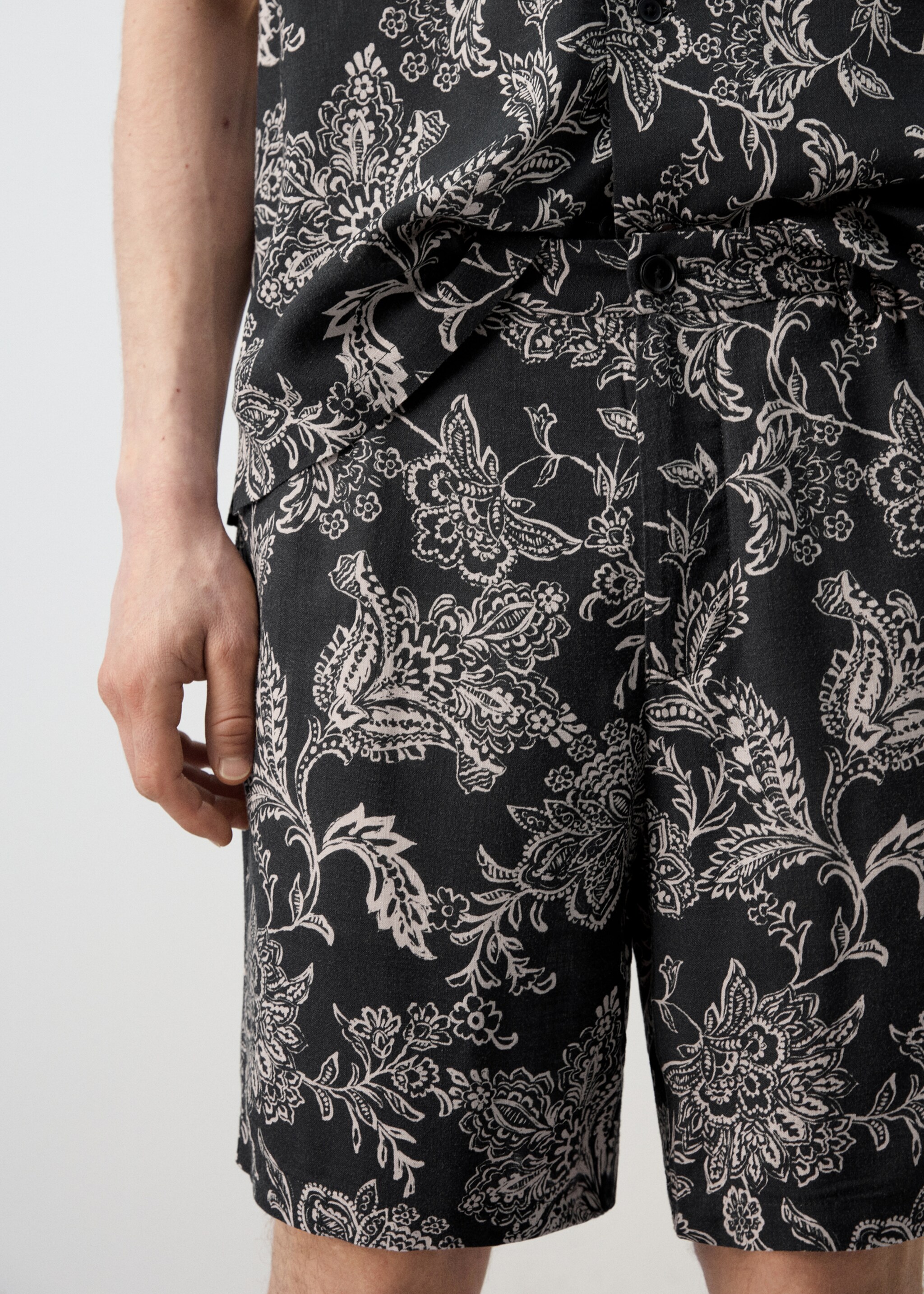 Bermudas slim fit estampada - Detalle del artículo 1, Negro. Ref: 27047895-00.