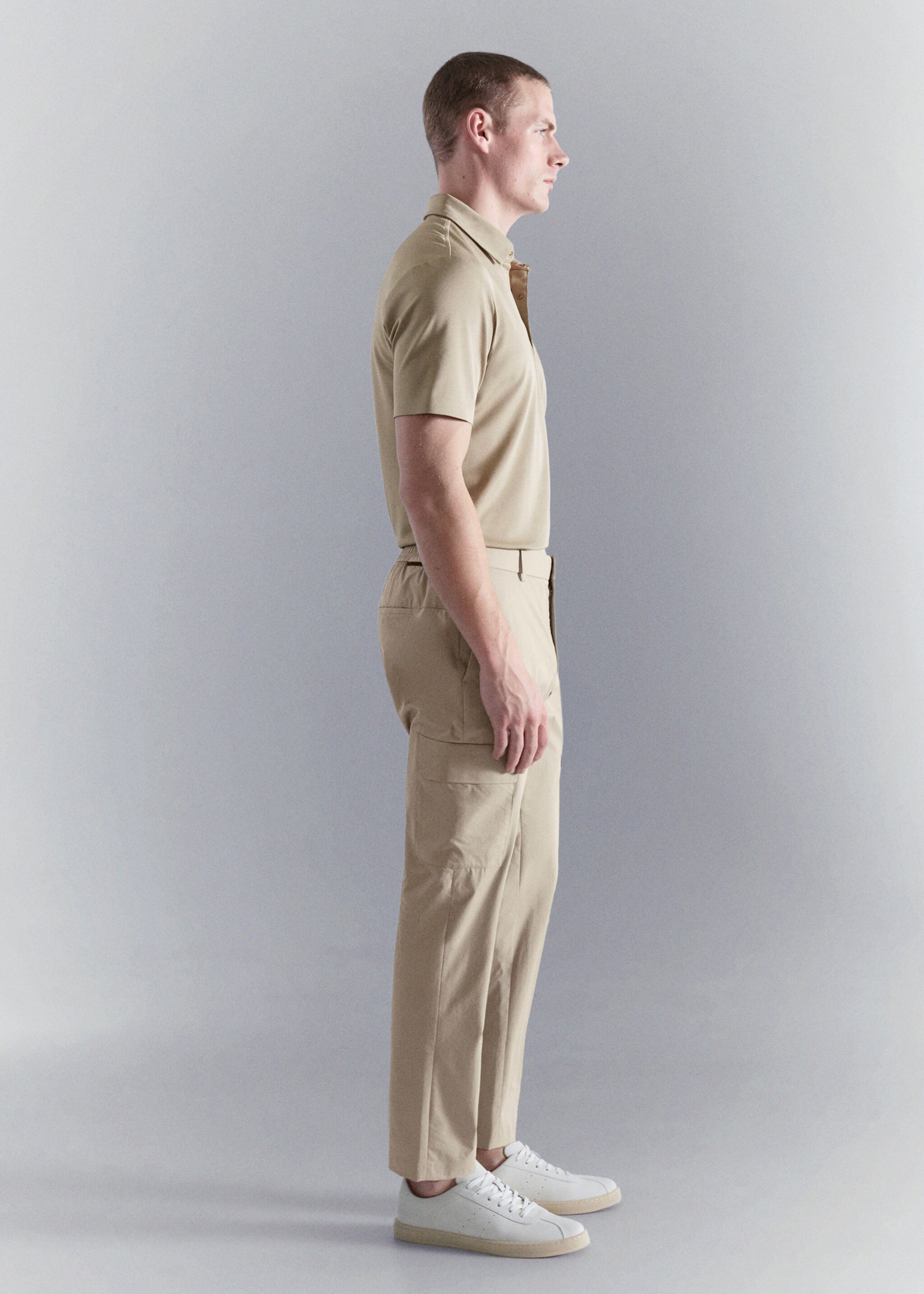 بنطلون كارغو سليم فيت بتمدد مريح - تفاصيل المنتج 2, بيج. Ref: 27047897-00.