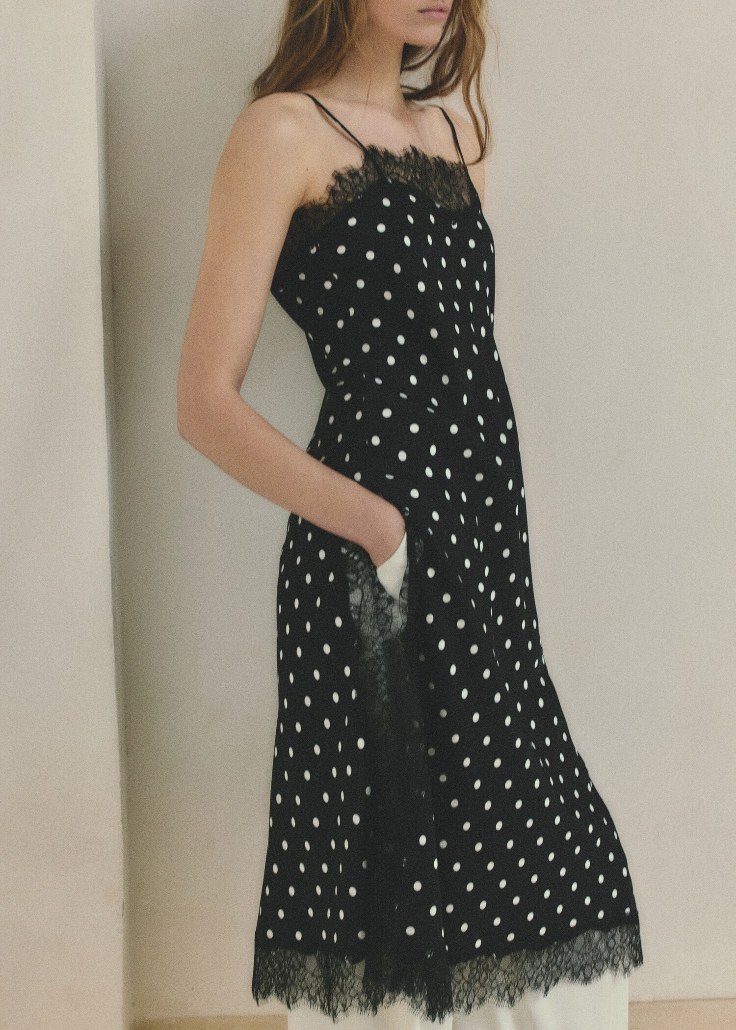 Top long en dentelle à pois - Plan moyen