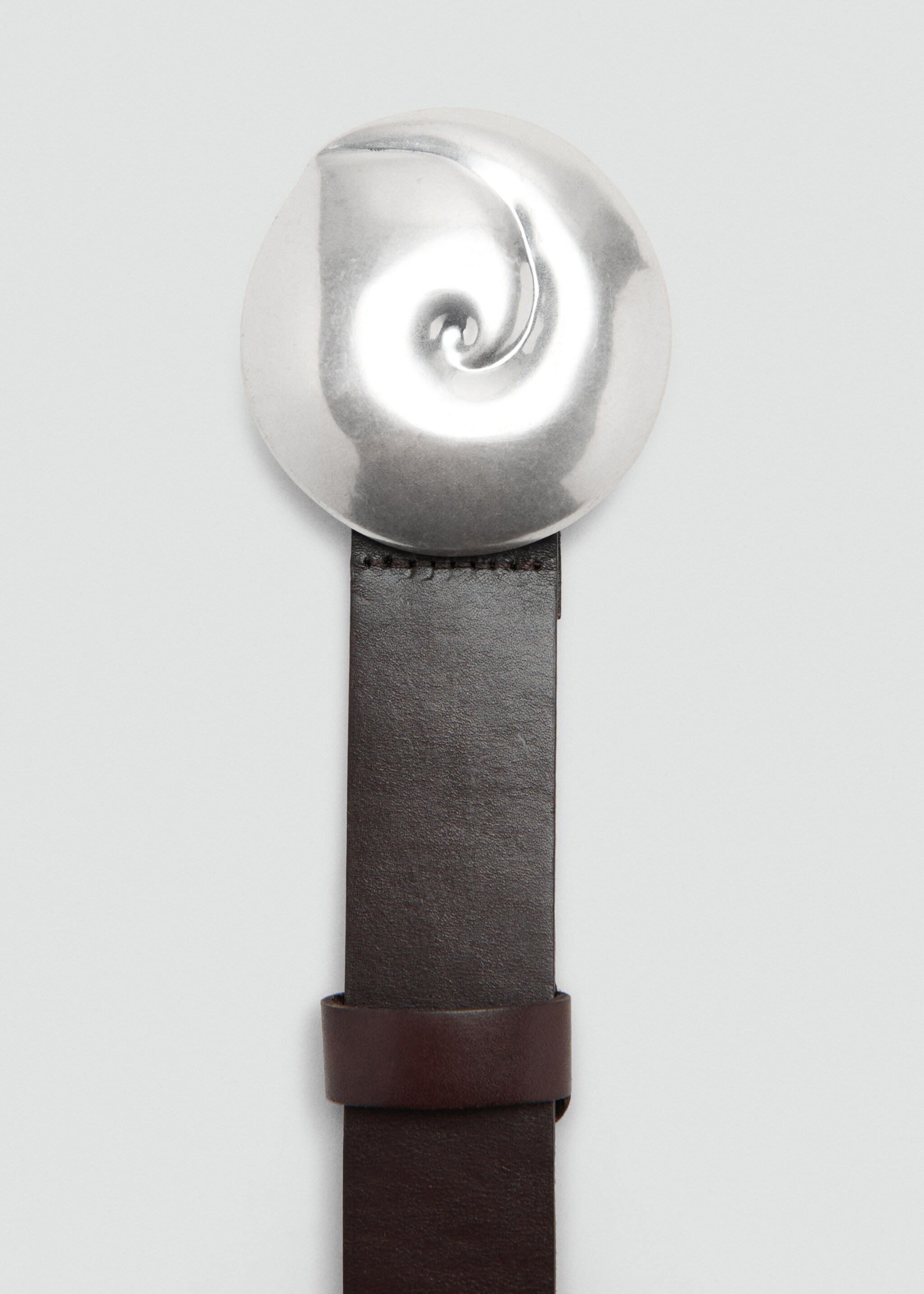 Leather belt with a shell buckle - Details of the article 1, Chocolate. Ref: 27047932-00.