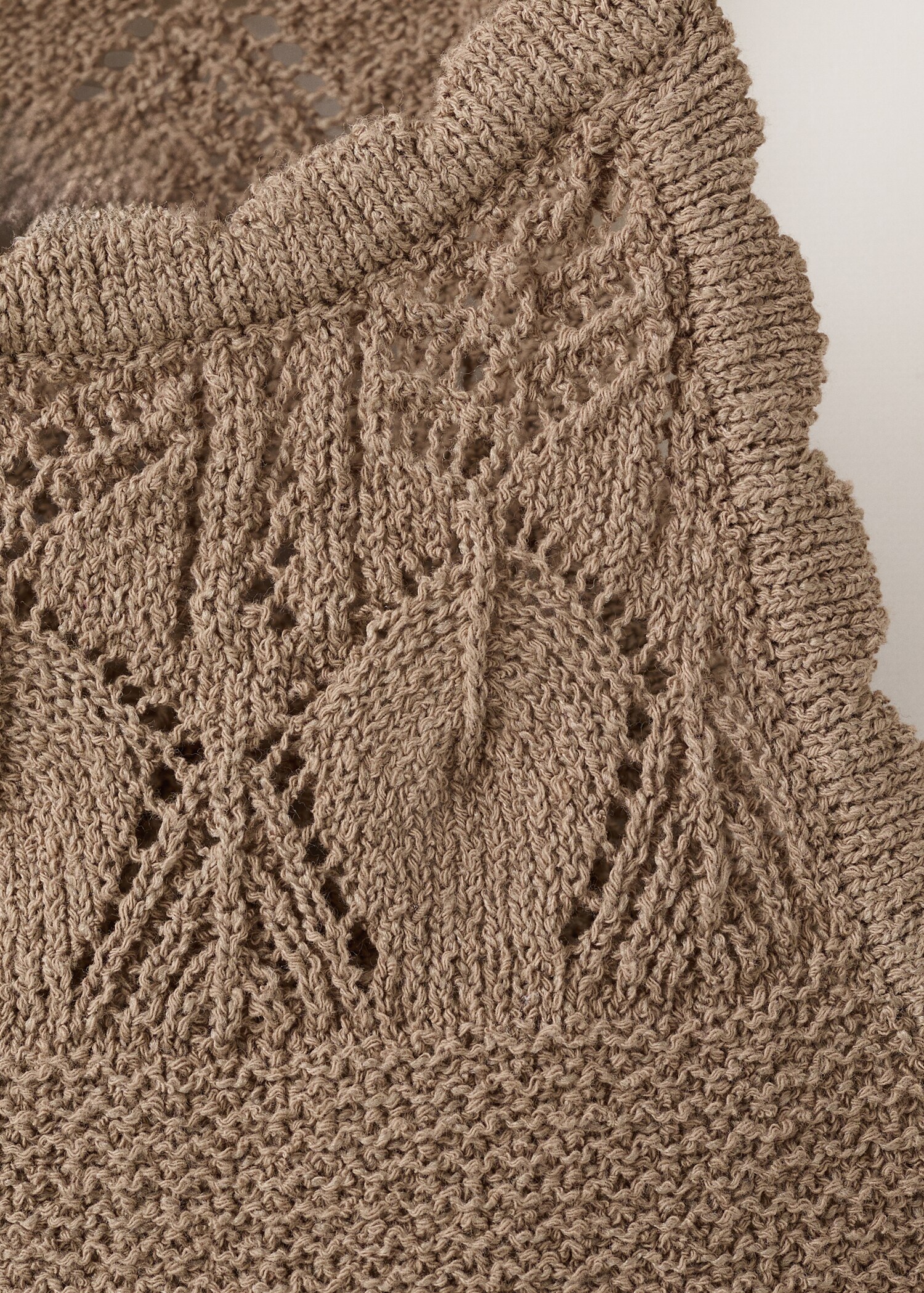 Crochet top with fringe detailing - Details of the article 8