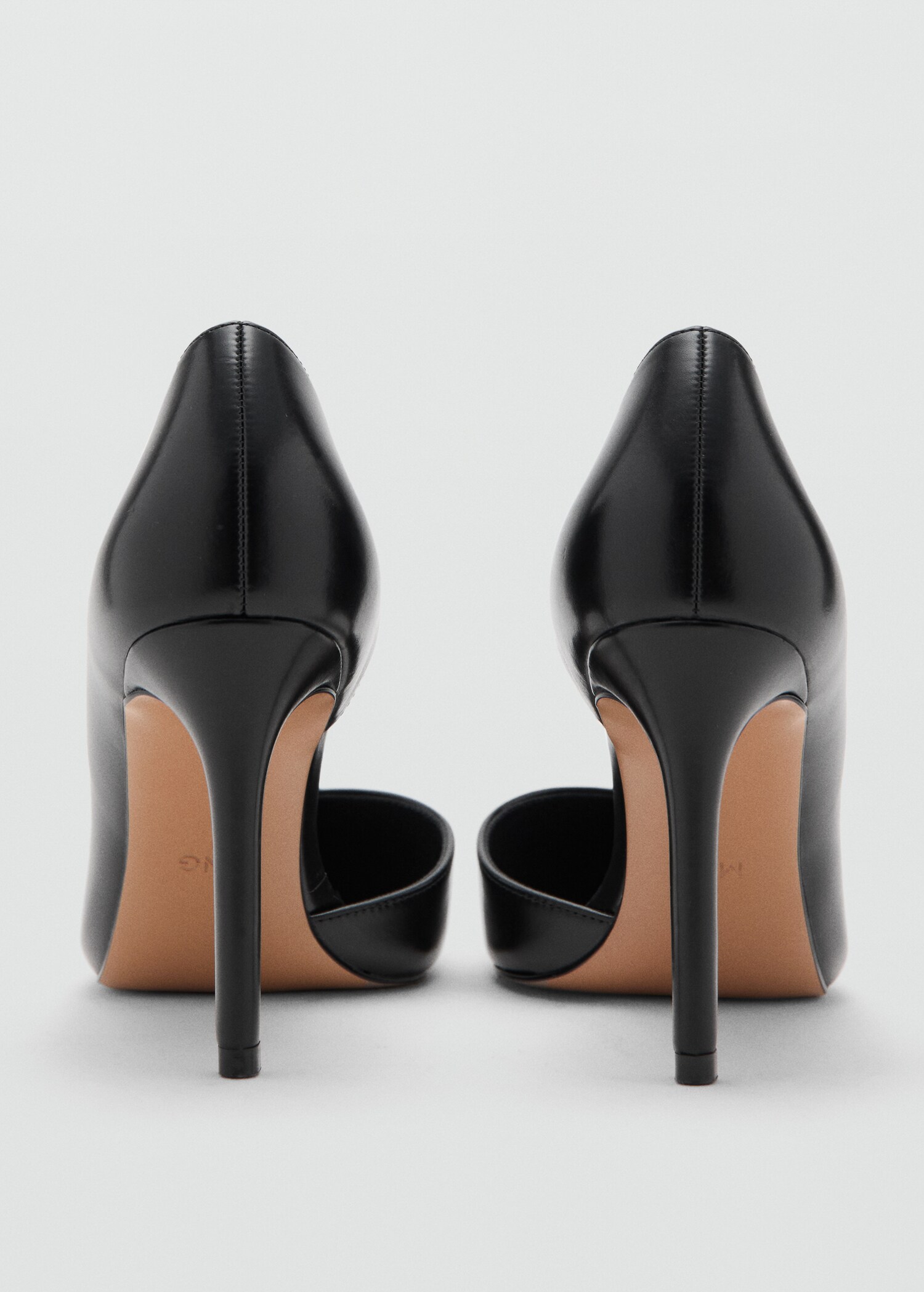 Asymmetrical heeled shoes - Details of the article 1