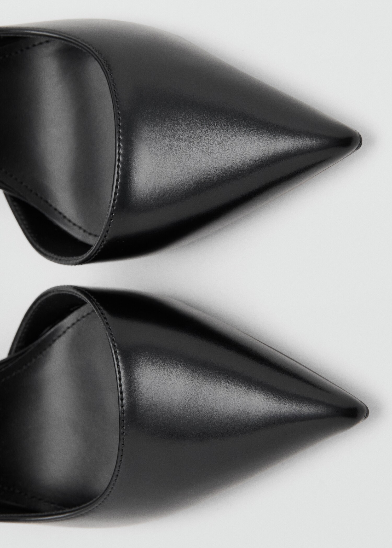 Asymmetrical heeled shoes - Details of the article 3