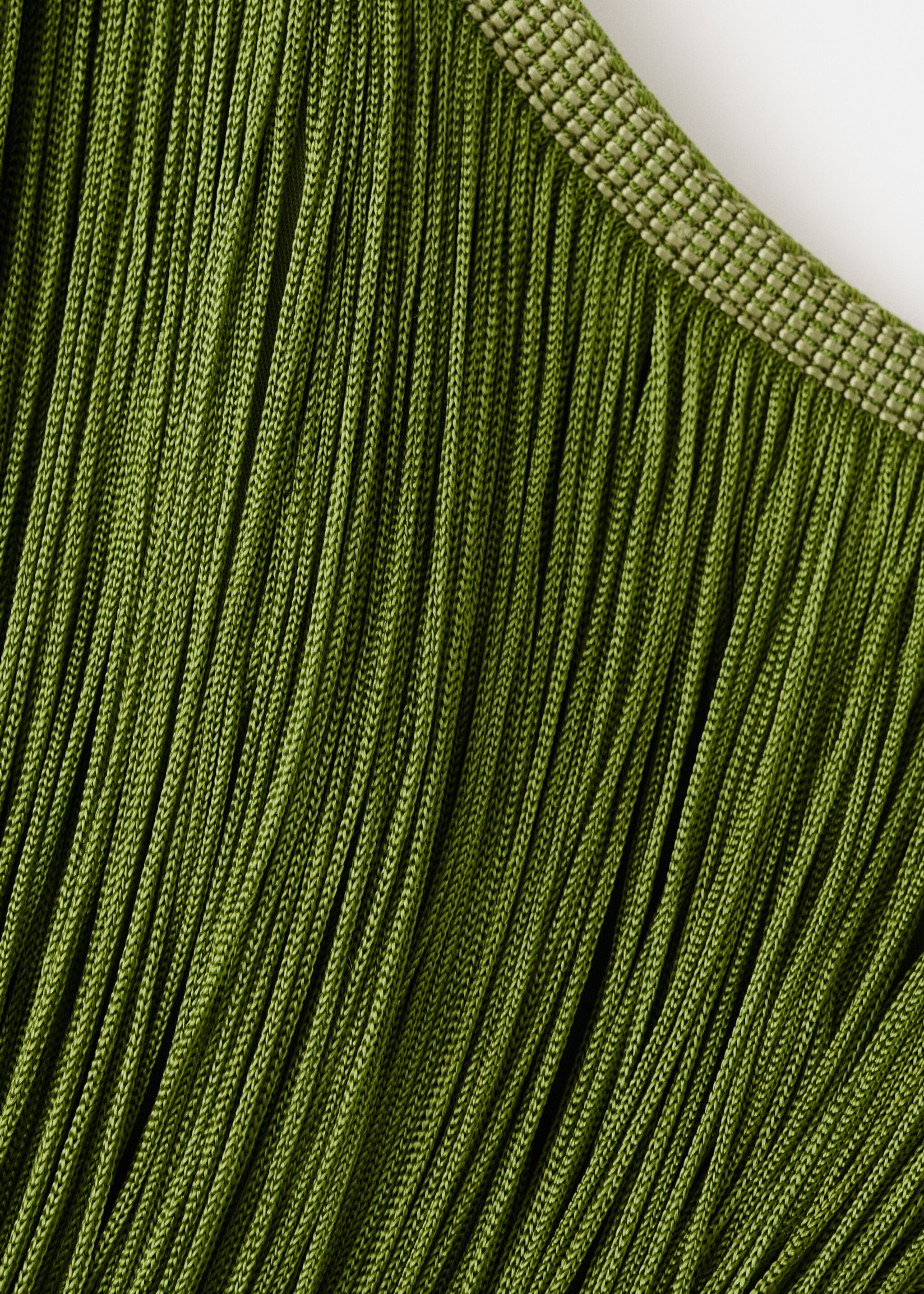 Платье с бахромой и декольте на спине - Деталь изделия 0, Зеленый. Ref: 27051183-00.