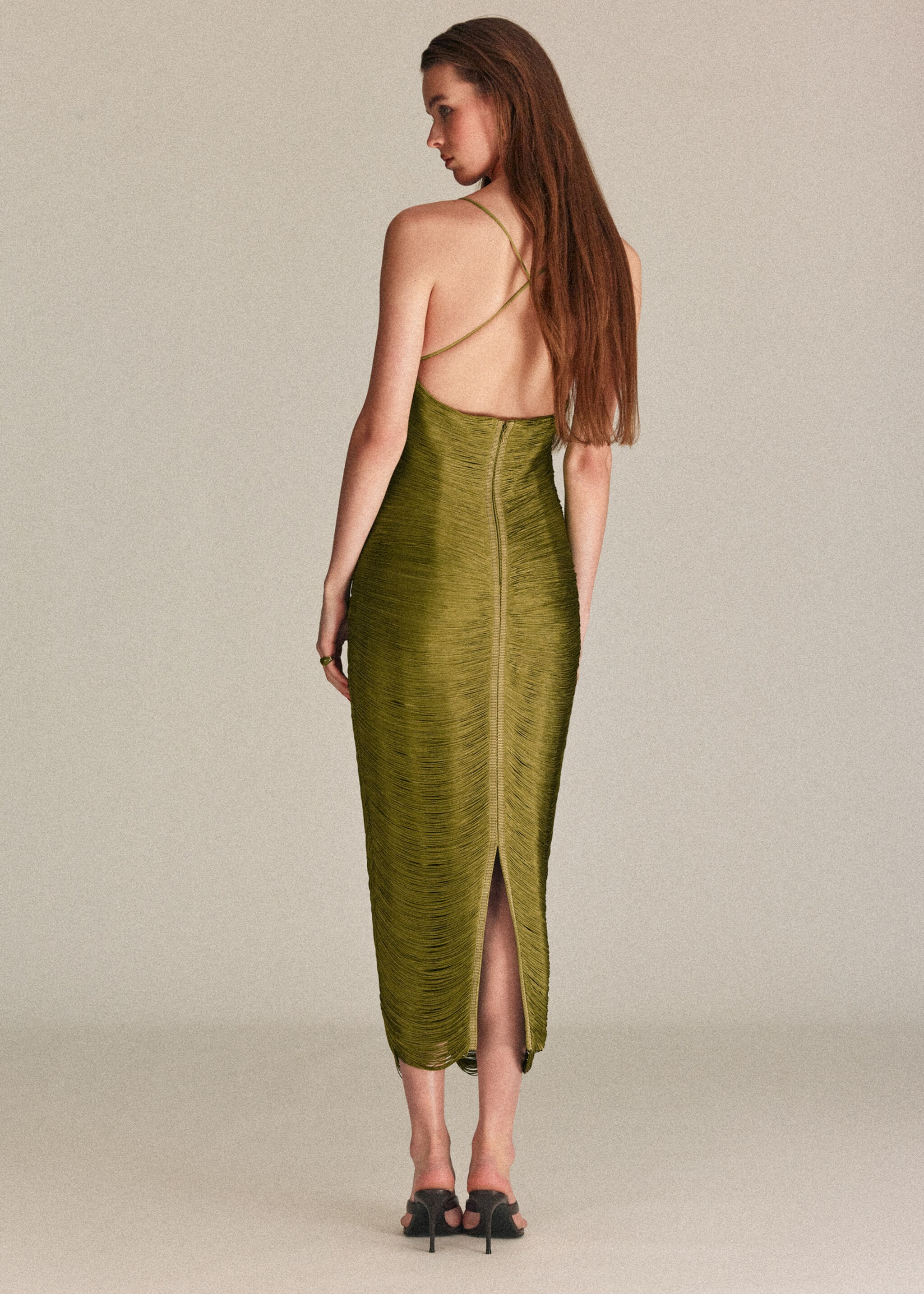 Платье с бахромой и декольте на спине - Обратная сторона изделия, Зеленый. Ref: 27051183-00.