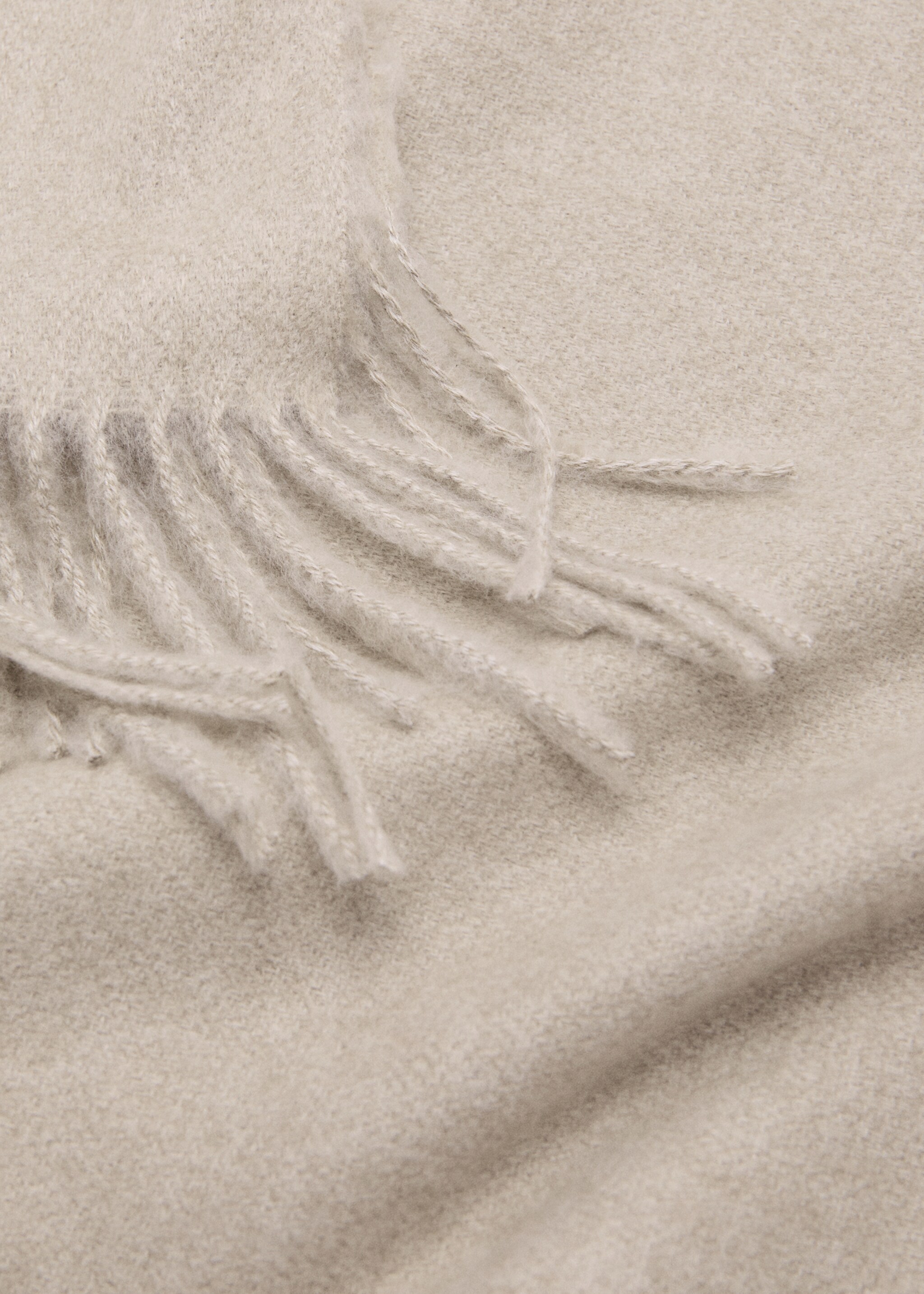 وشاح بحواف بأهداب - تفاصيل المنتج 1, رملي. Ref: 27051188-00.