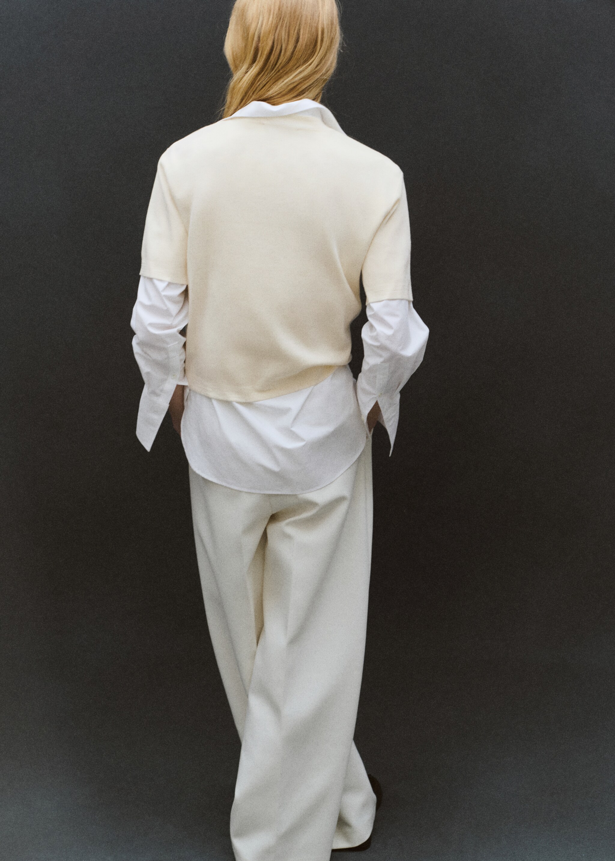 سترة صوفية بأكمام قصيرة - الجهة الخلفية للمنتج, بيج فاتح. Ref: 27051192-00.