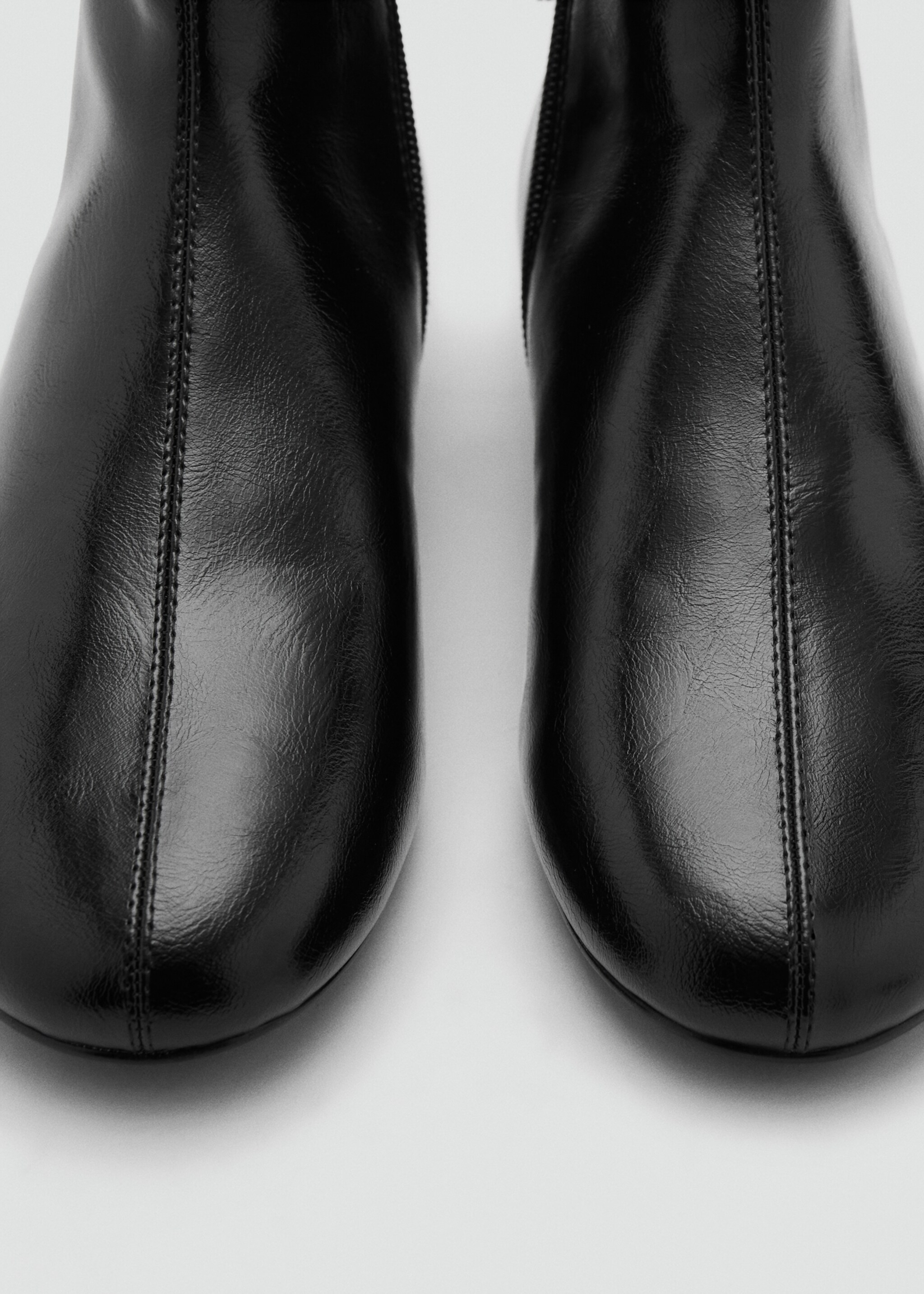 Flat ankle boot with zipper - Details of the article 1, Black. Ref: 27051212-00.