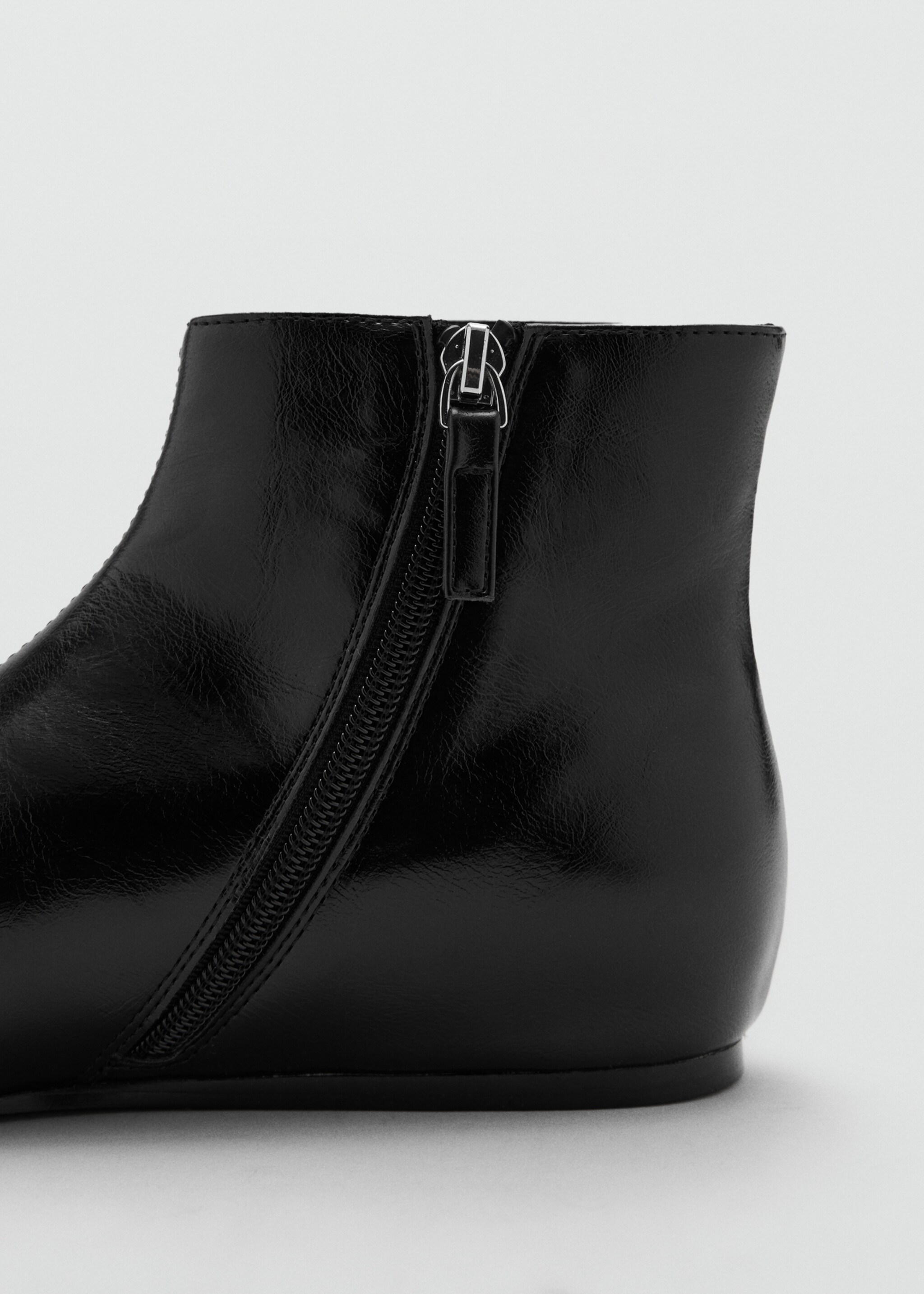 Flat ankle boot with zipper - Details of the article 2, Black. Ref: 27051212-00.