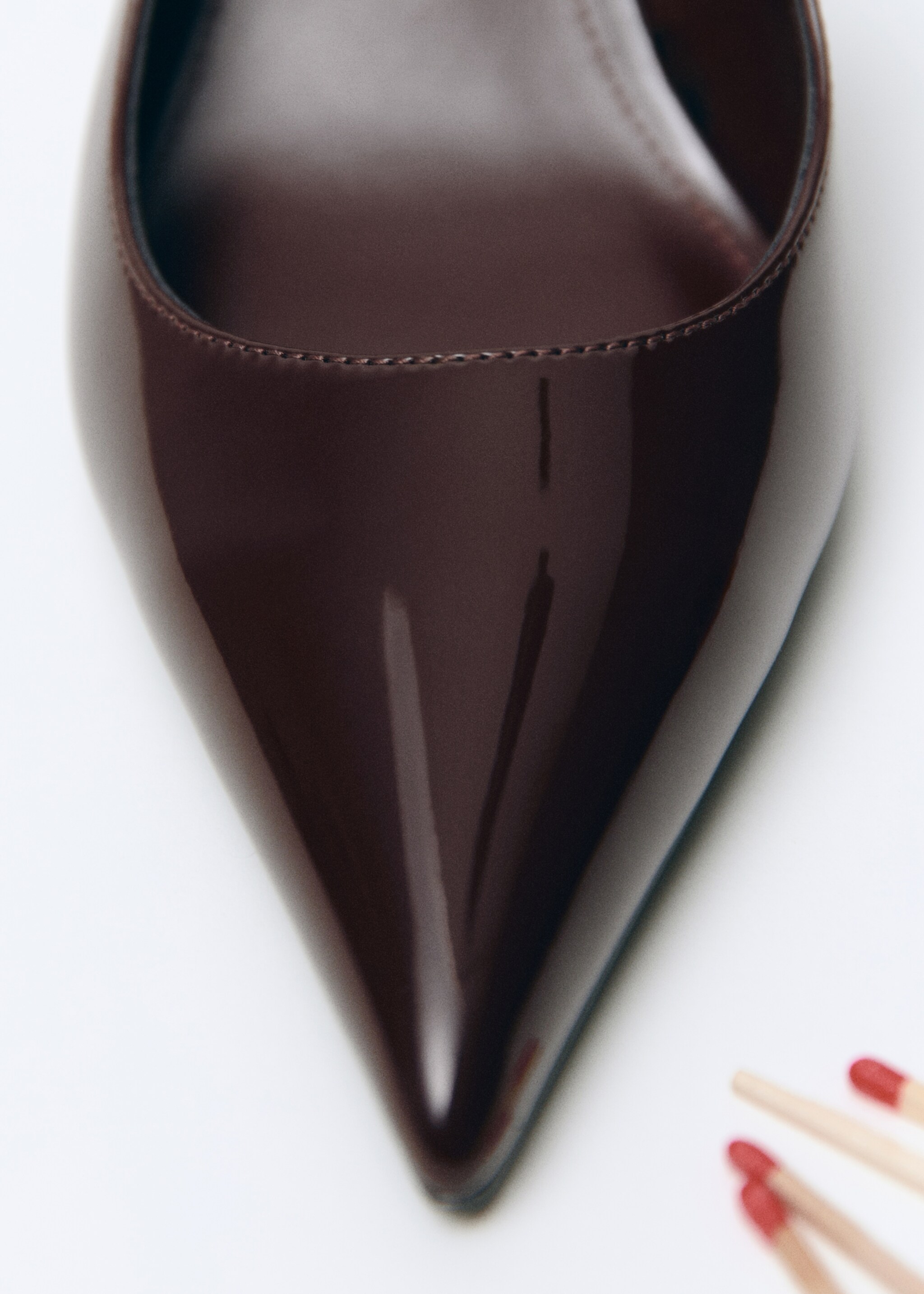 Patent heeled shoes - Details of the article 6, Chocolate. Ref: 27051228-00.