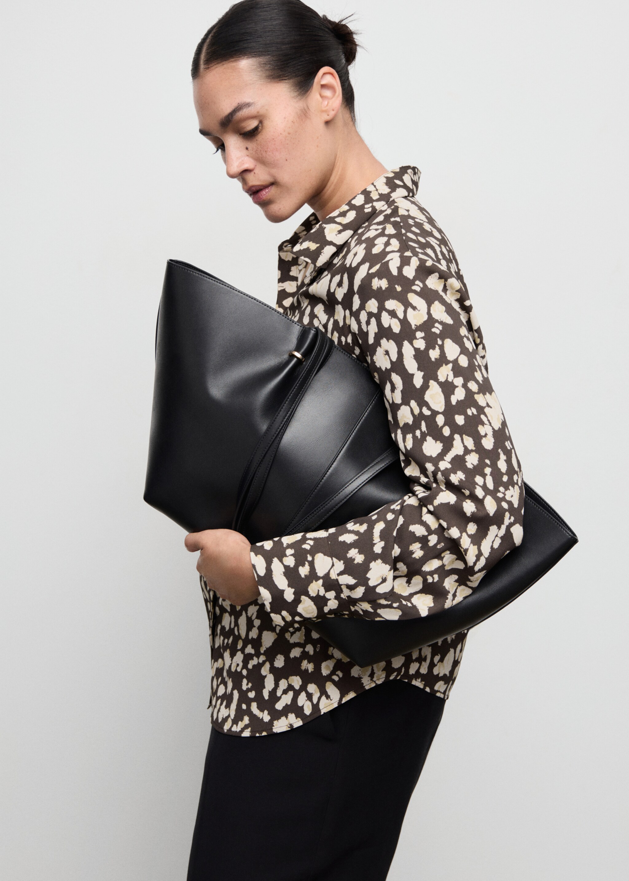 Straight-cut animal-print blouse - Details of the article 4, Brown. Ref: 27051236-00.