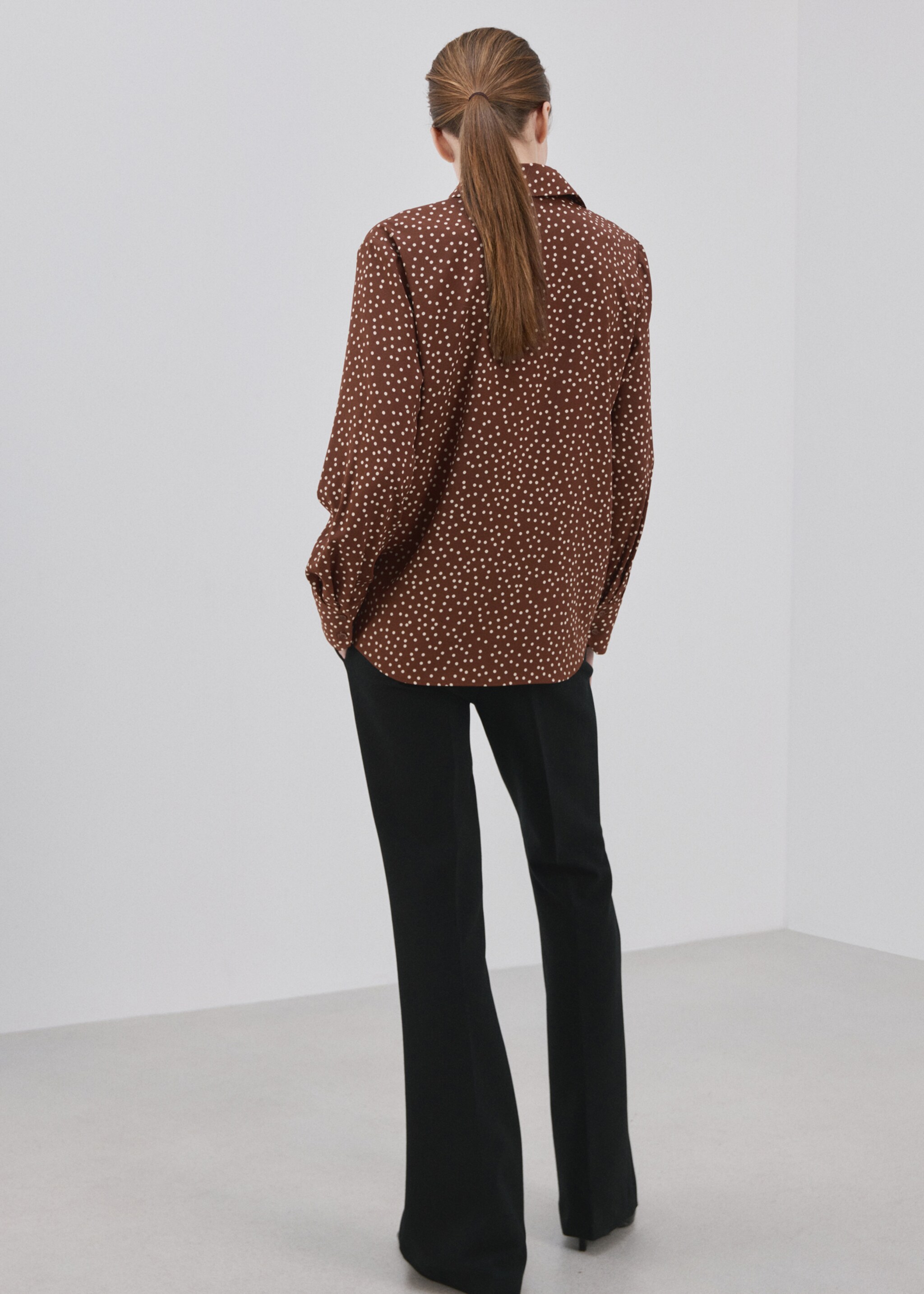 Рубашка прямого кроя с анималистичным принтом - Обратная сторона изделия, Табачно-коричневый. Ref: 27051236-00.
