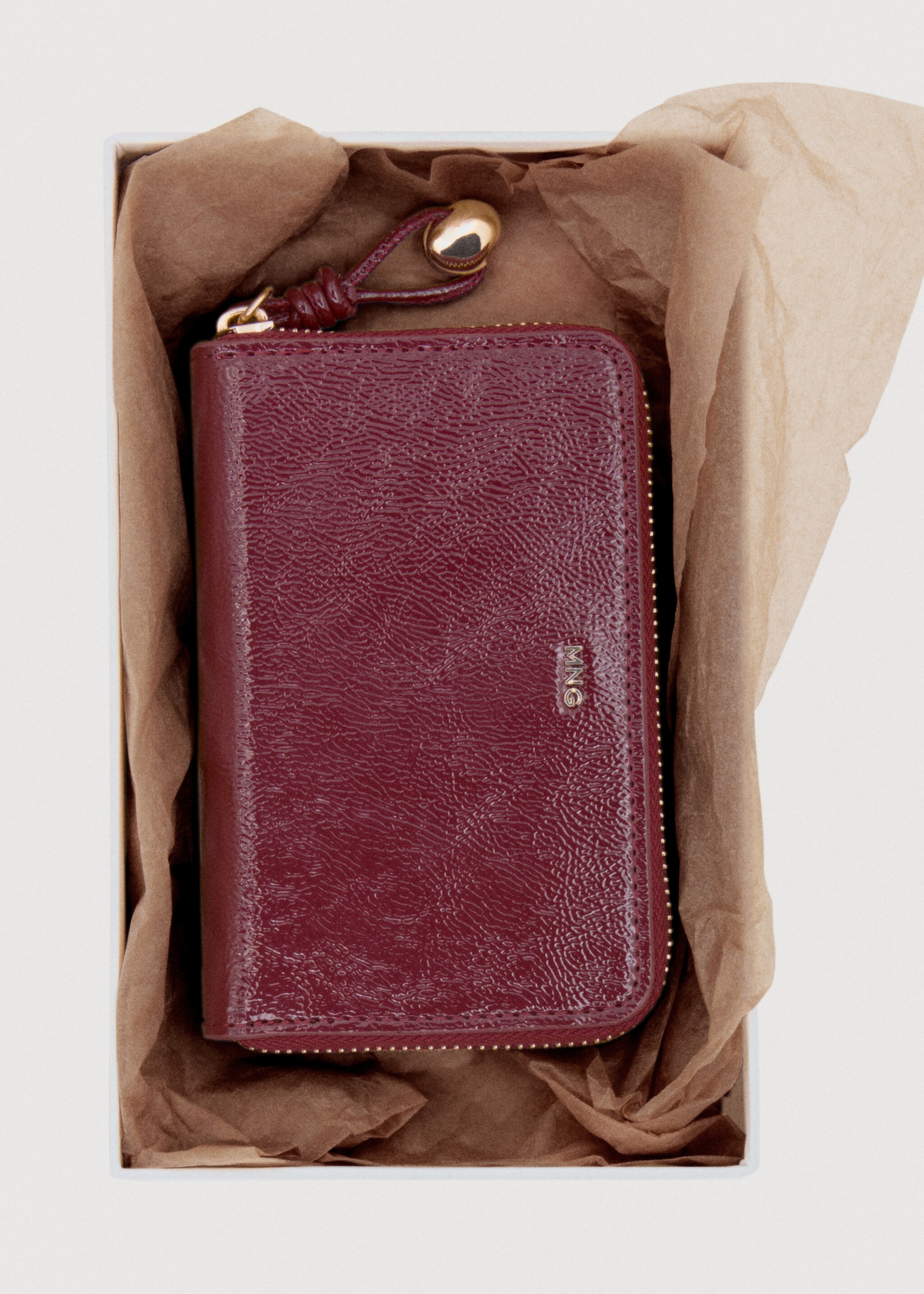Medium wallet with beaded pebbled effect - Details of the article 7, Burgundy. Ref: 27051237-00.
