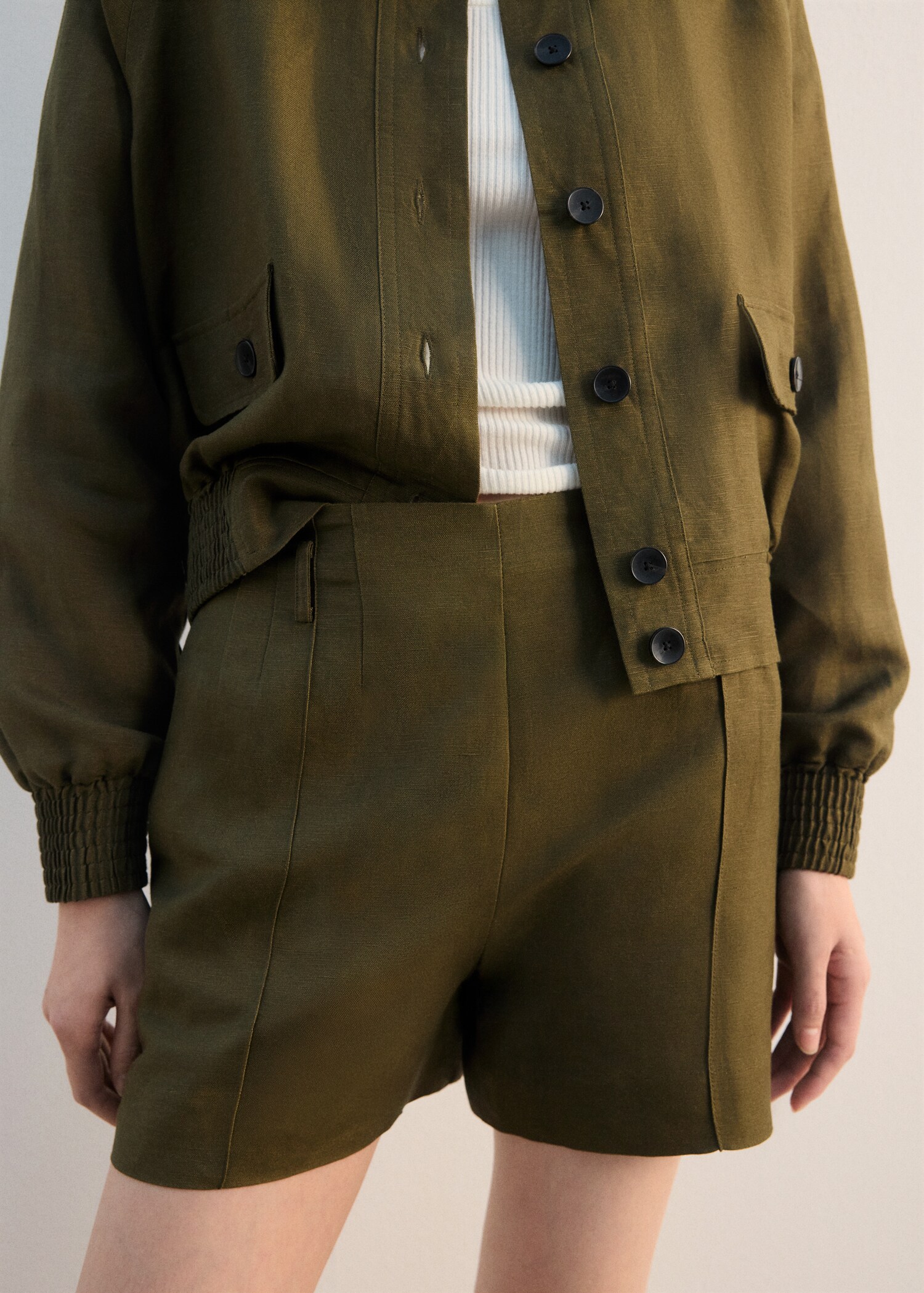 Short taille haute lin - Plan moyen