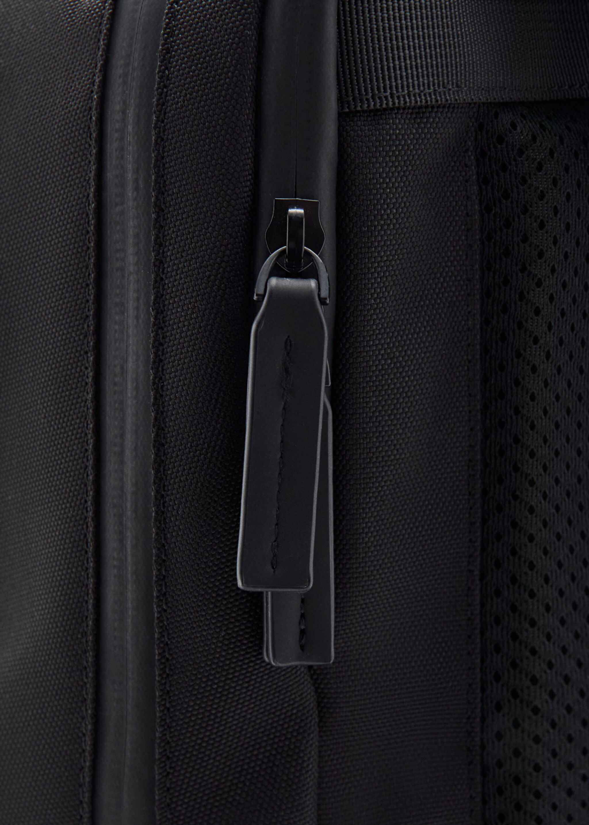 Sac à dos multifonction poches - Détail de l'article 3, Noir. Ref: 27051244-00.