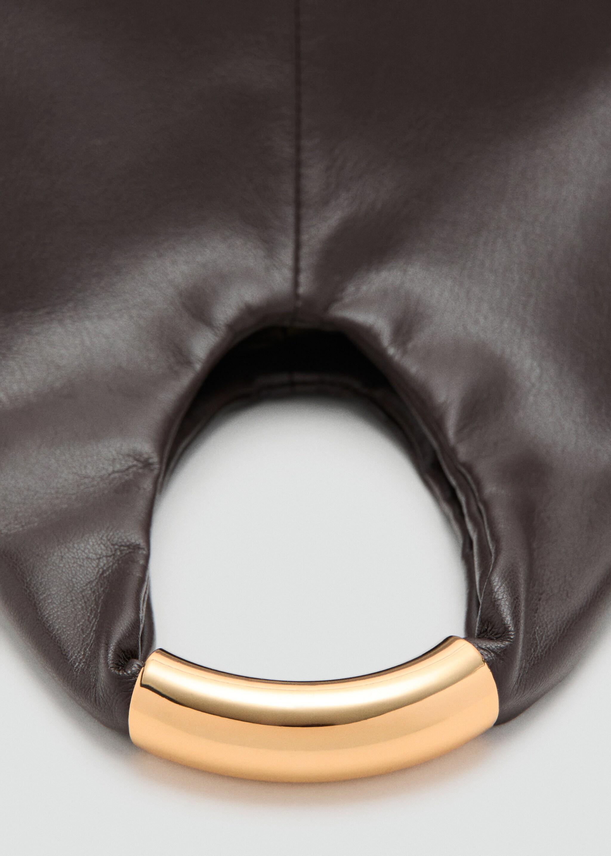Handbag with metal handle - Details of the article 1, Chocolate. Ref: 27051261-00.