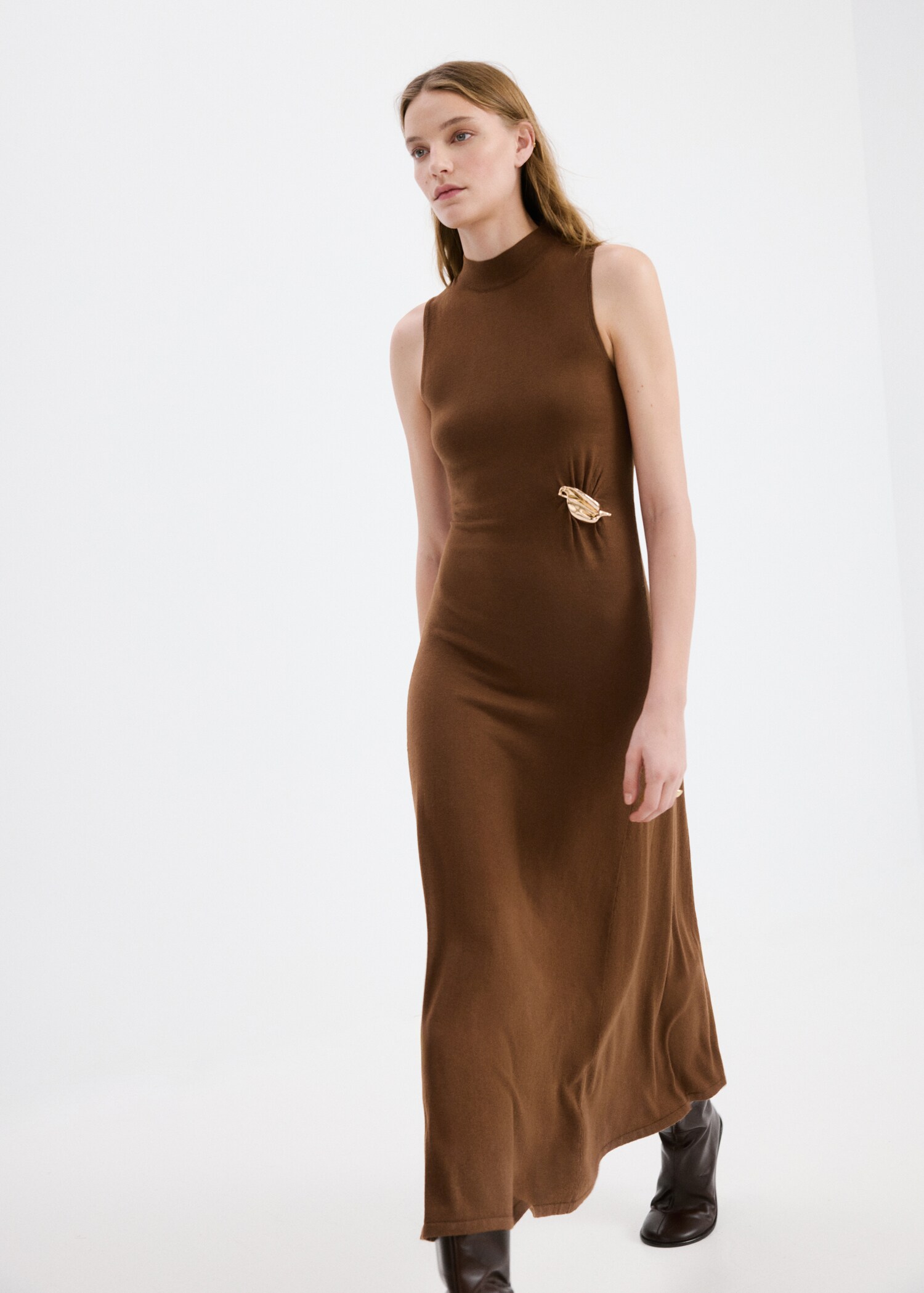 Turtleneck knitted dress with brooch - Medium plane