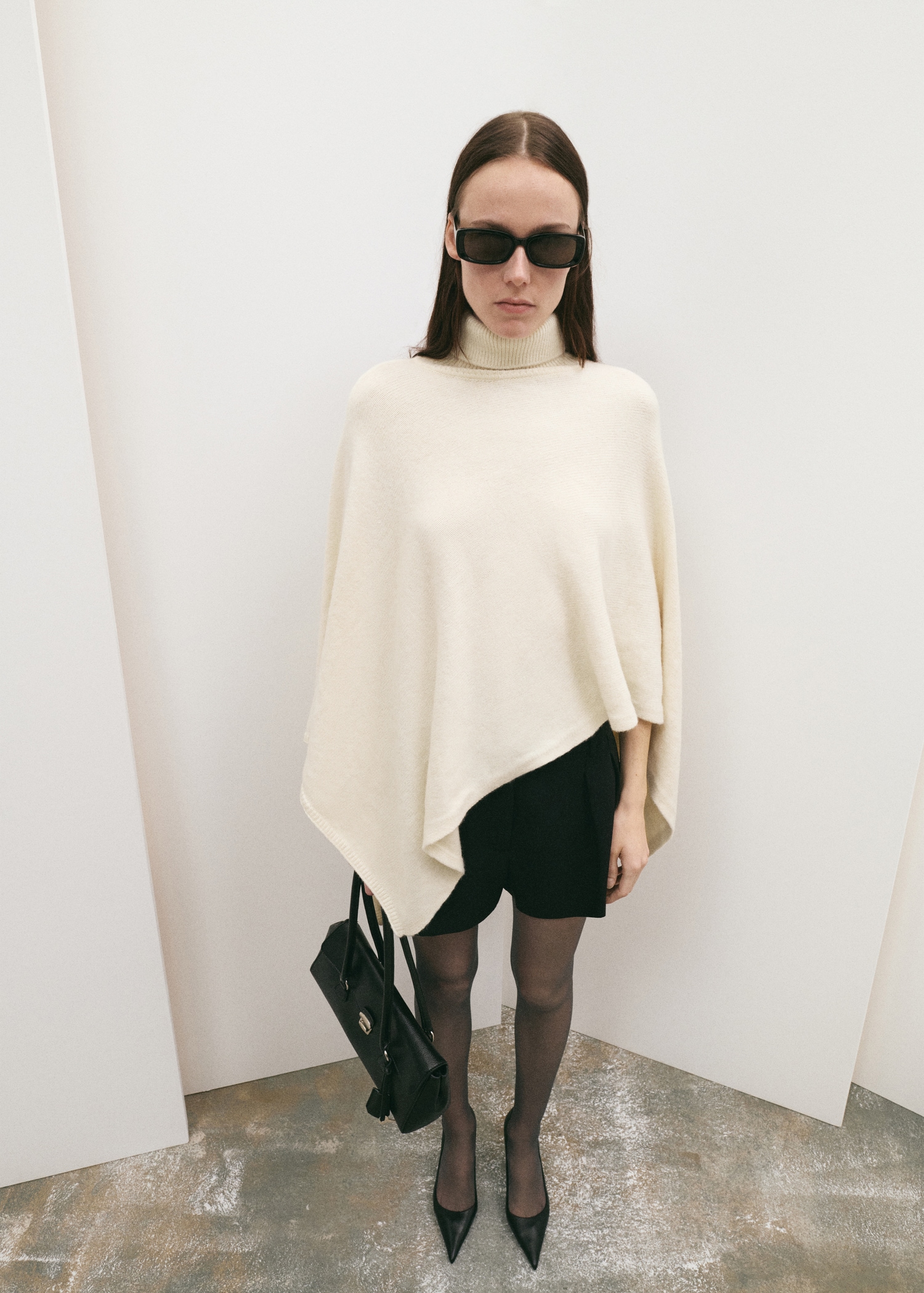 Knitted turtleneck cape - Medium plane