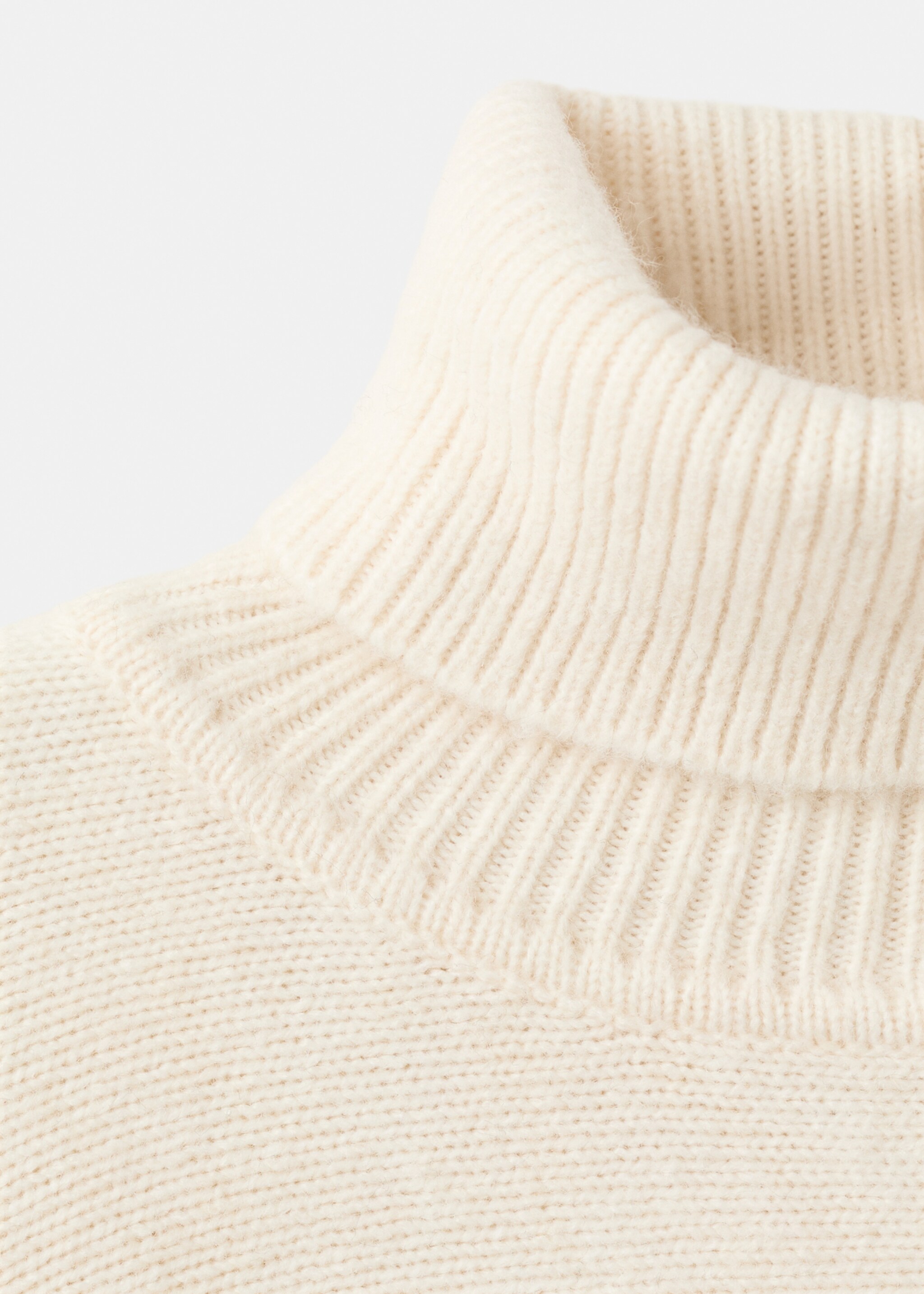 Knitted turtleneck cape - Details of the article 8, Ecru. Ref: 27051271-00.