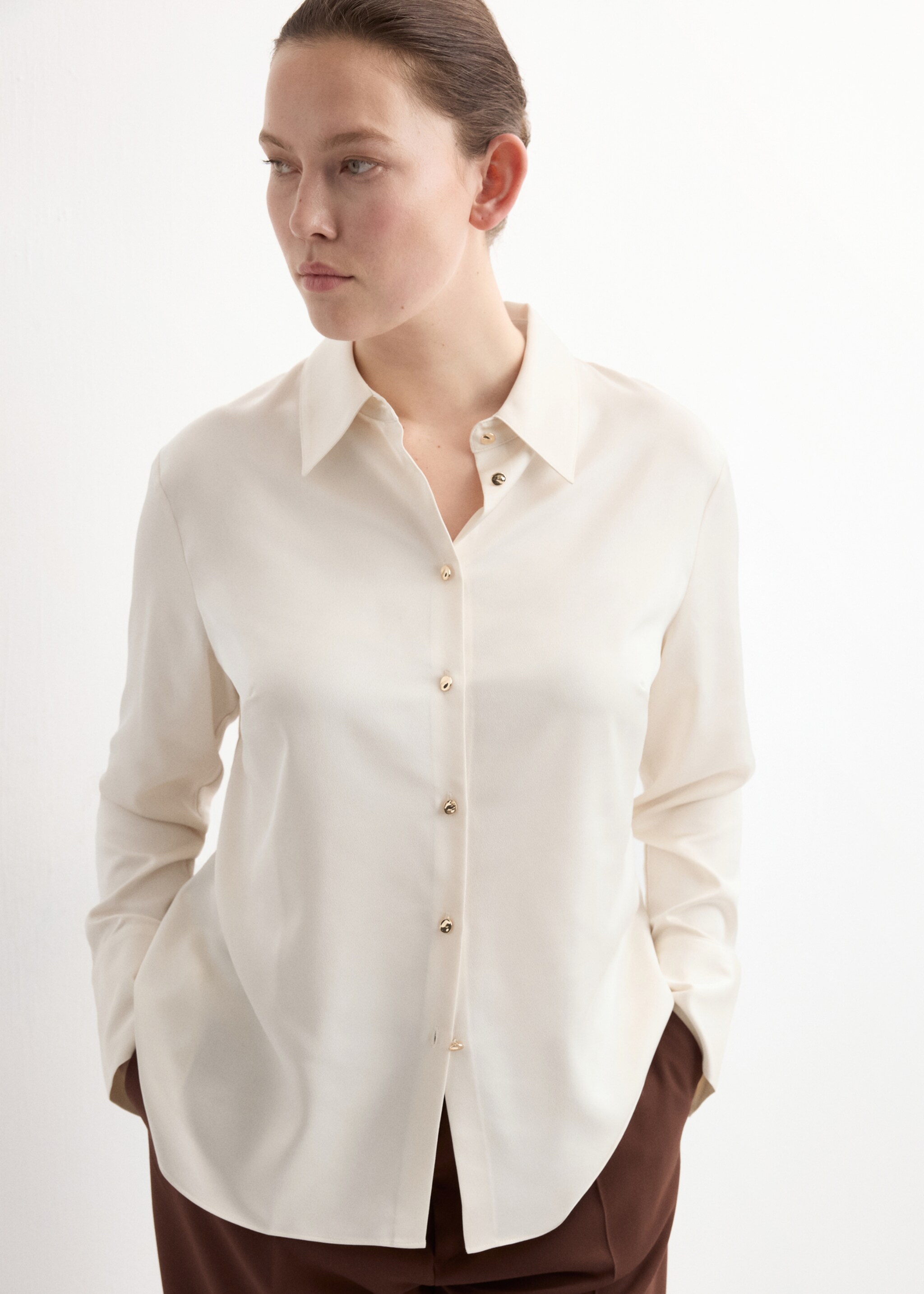 Chemise fluide satinée - Détail de l'article 5, Écru. Ref: 27051274-00.