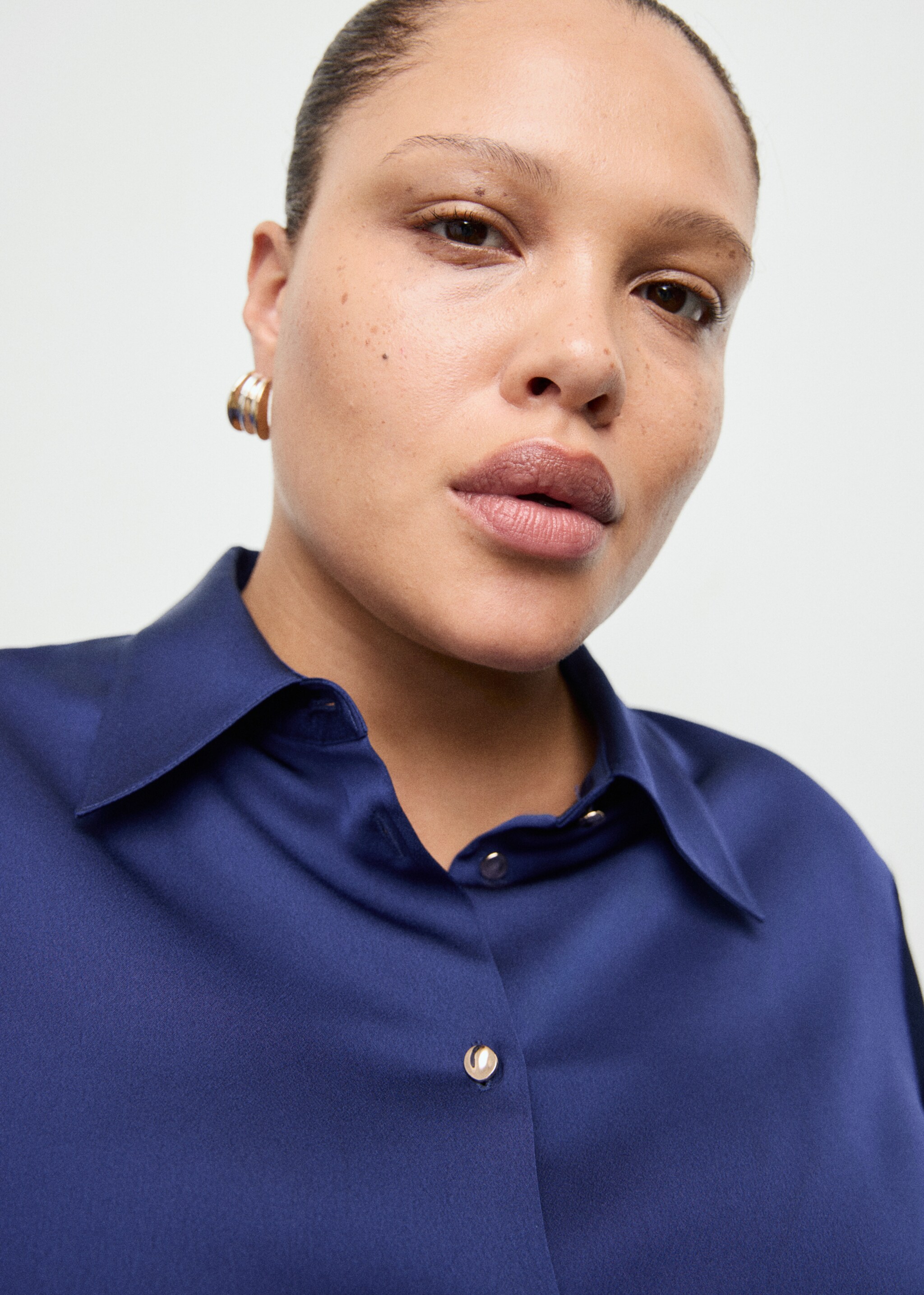 Chemise fluide satinée - Détail de l'article 4, Bleu. Ref: 27051274-00.