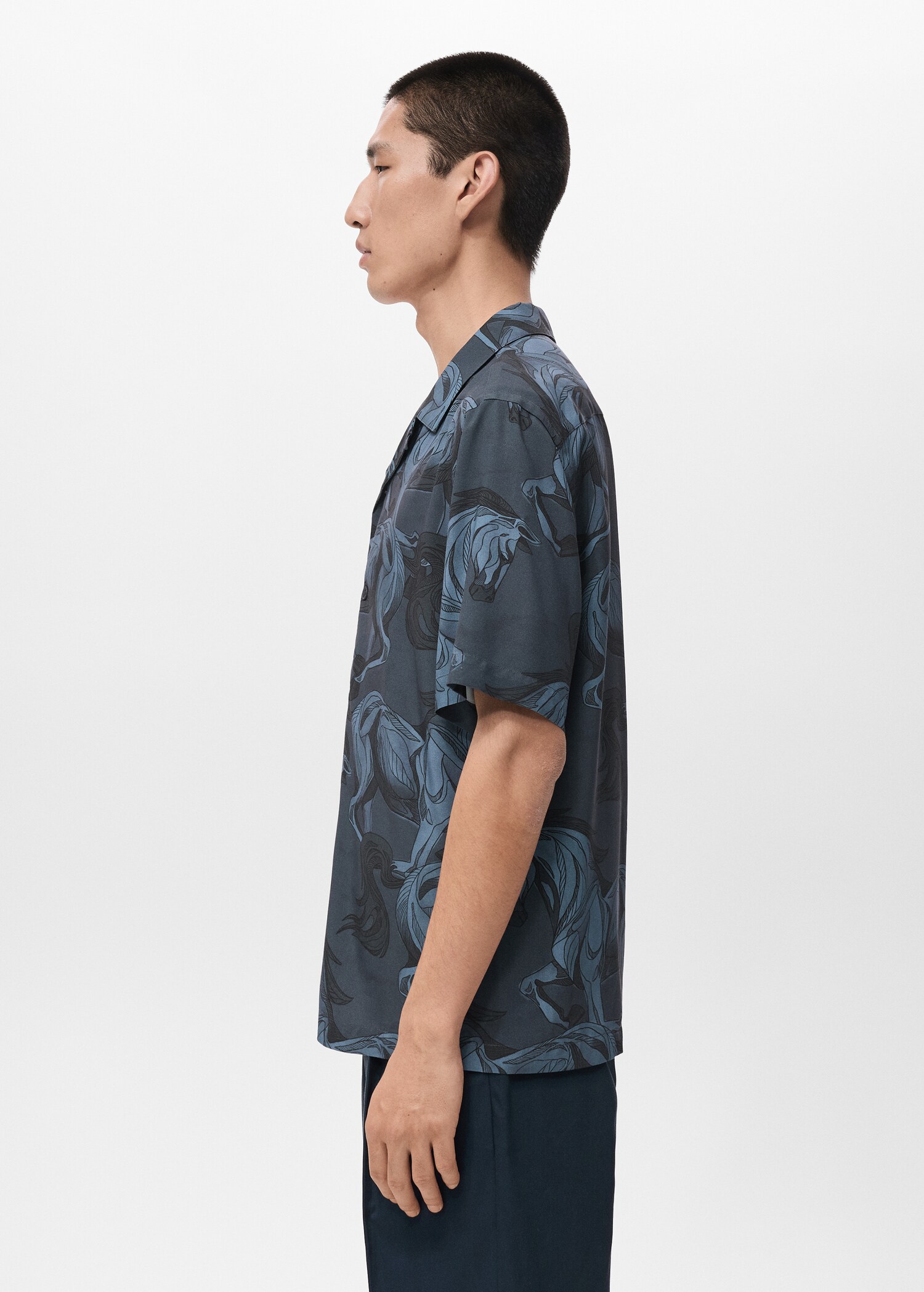Printed flowing shirt with bowling collar - Details of the article 2
