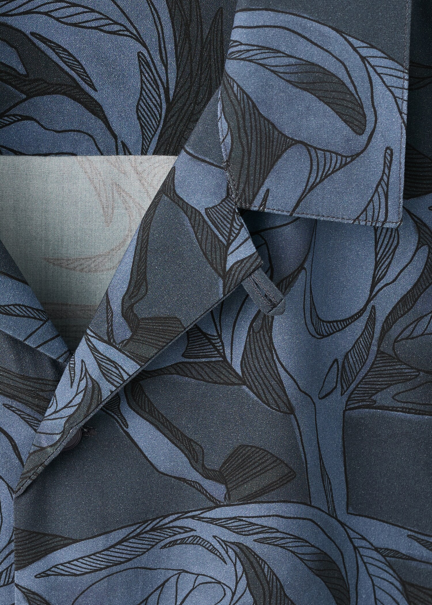 Printed flowing shirt with bowling collar - Details of the article 8